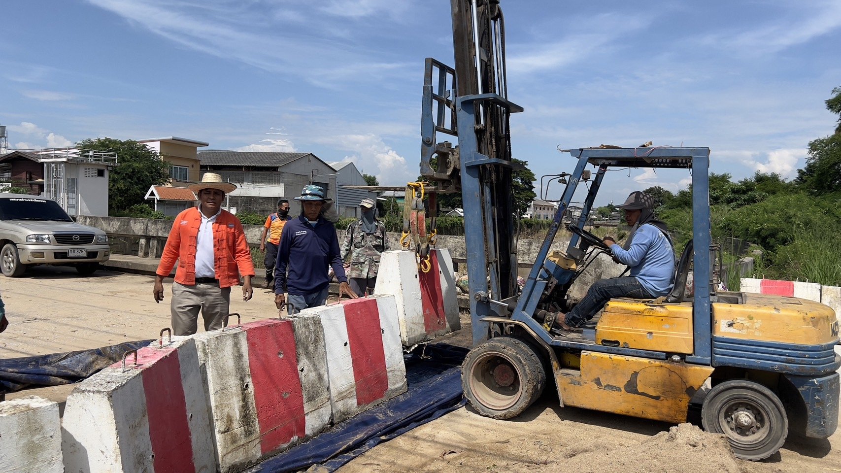 ลงพื้นที่ดำเนินการเคลื่อนย้ายแท่งแบริเออร์ กระสอบทราย เพื่อเปิดสะพานบริเวณ สะพานหน้าวัดอินทขิล สะพานหลังตลาดป่าซาง สะพานกองกู่