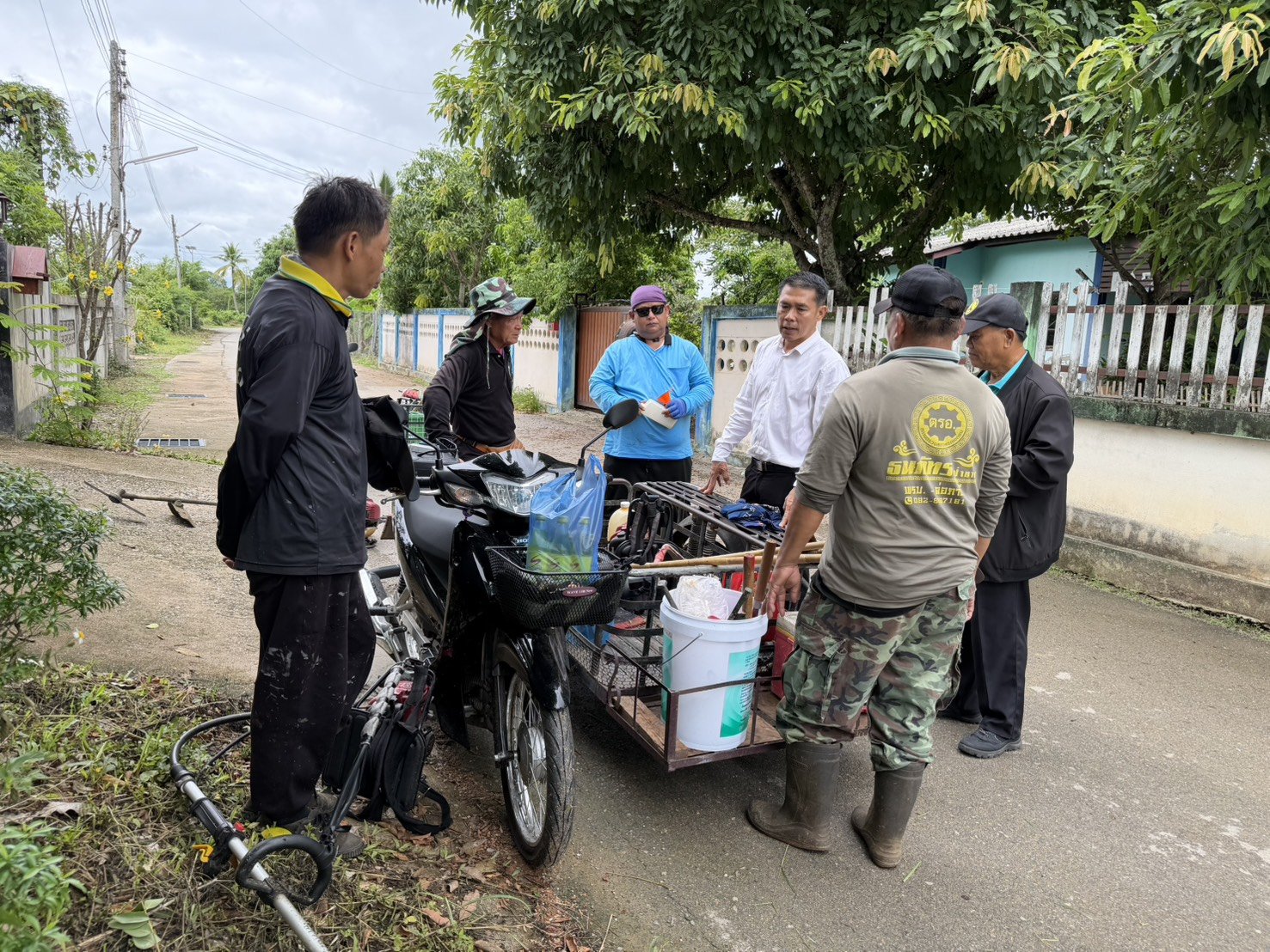 ลงพื้นที่ติดตามควบคุมดูแลกลุ่มงานตัดหญ้าในการปฏิบัติหน้าที่ในเขตพื้นที่เทศบาลตำบลท่าเชียงทอง