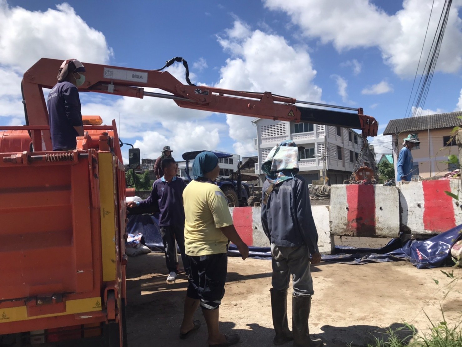 ลงพื้นที่ดำเนินการเคลื่อนย้ายแท่งแบริเออร์ กระสอบทราย เพื่อเปิดสะพานหลังตลาดป่าซางอำนวยความสะดวกให้รถผ่านสัญจรไป-มาได้