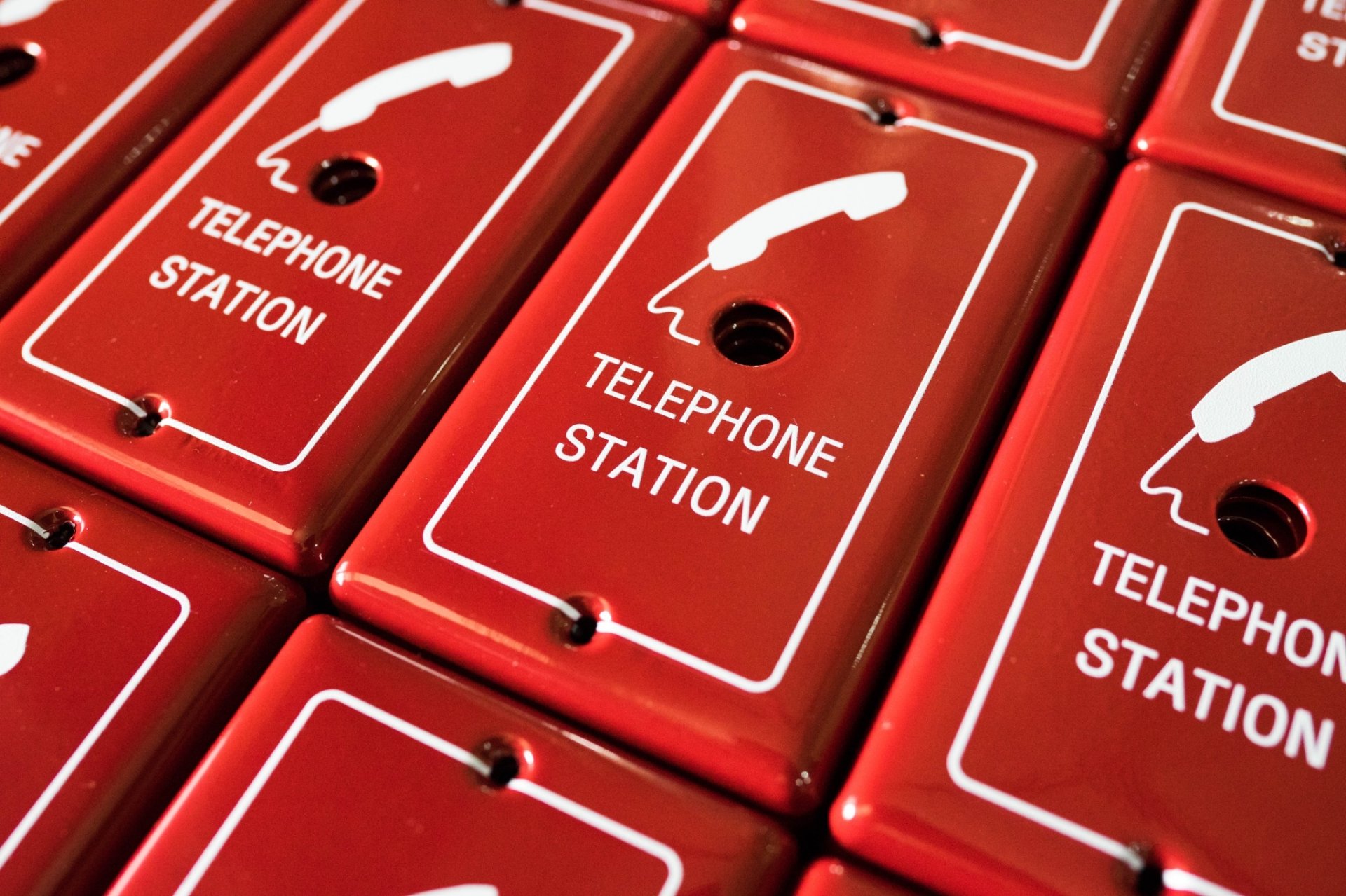 สกรีนกล่องเหล็ก สกรีนโลโก้ลงบนกล่องเหล็กสีแดง พิมพ์โลโก้โทรศัพท์ ข้อความ telephone station และกรอบสี่เหลี่ยมสีขาว สกรีนกล่องเหล็ก สกรีนโลโก้ลงบนกล่องเหล็กสีแดง พิมพ์โลโก้โทรศัพท์ ข้อความ telephone station และกรอบสี่เหลี่ยมสีขาว