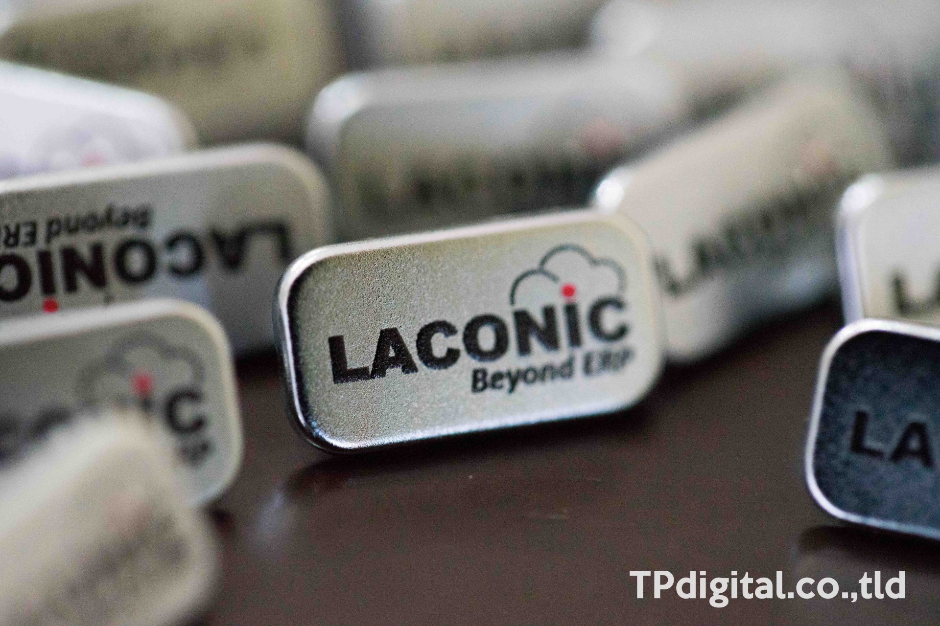 พิมพ์สายนาฬิกา สกรีนโลโก้ลงบนที่ล็อคสายนาฬิกาอลูมิเนียมพ่นสีเงิน ลาย LACONIC Beyond  ERP วัสดุเป็นอลูมิเนียมพ่นสีเงิน พื้นผิวทราย  พิมพ์สายนาฬิกา สกรีนโลโก้ลงบนที่ล็อคสายนาฬิกาอลูมิเนียมพ่นสีเงิน ลาย LACONIC Beyond  ERP วัสดุเป็นอลูมิเนียมพ่นสีเงิน พื้นผิวทราย