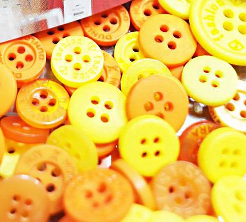 กระดุมสีในตัว VS กระดุมย้อมสี กระดุมสีในตัว VS กระดุมย้อมสี