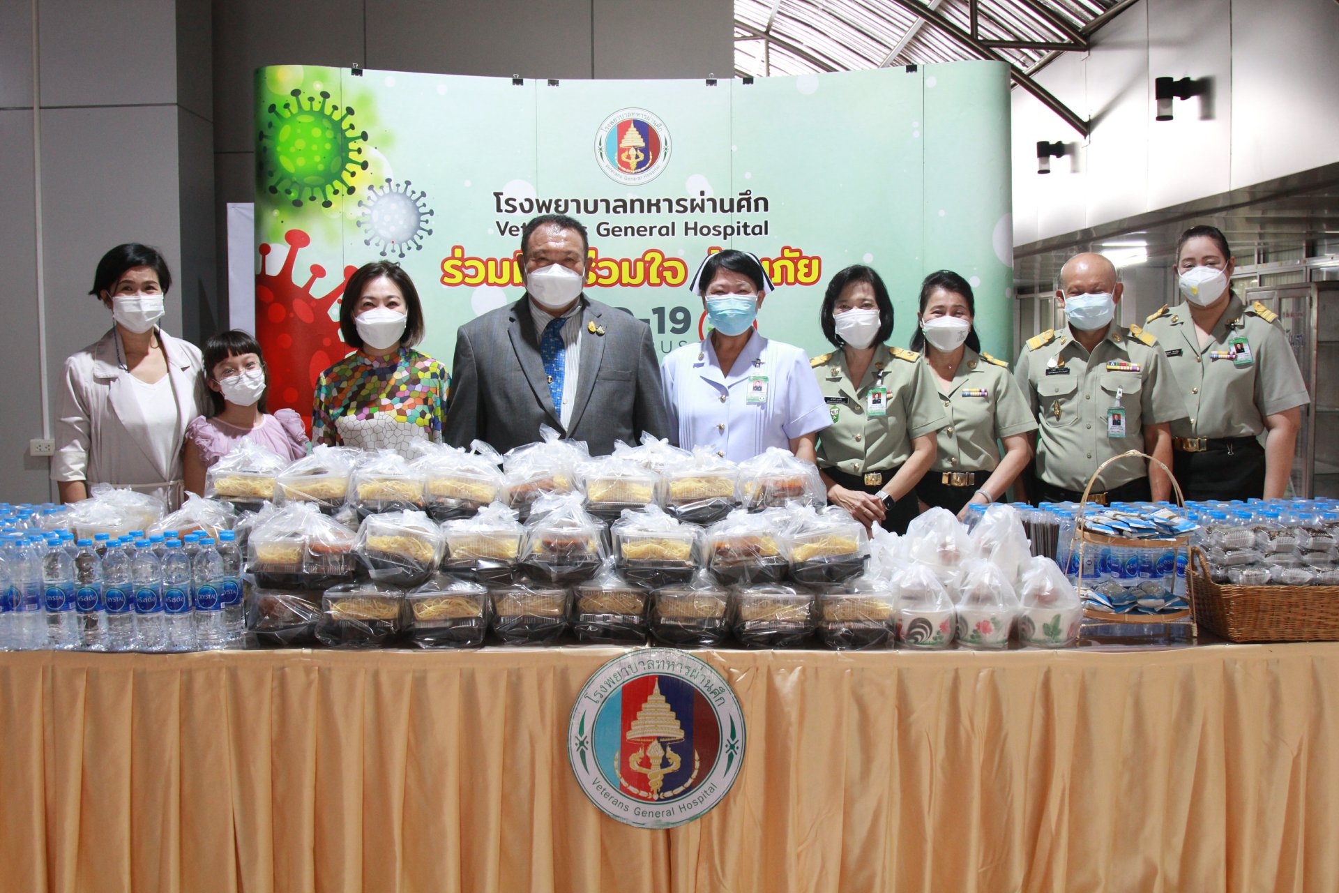 พลเอกอรรถพจน์ คล่องตรวจโรค ราชองครักษ์พิเศษ ประจำในพระบาทสมเด็จพระเจ้าอยู่หัว ได้บริจาคอาหารกลางวัน จำนวน 100 ชุด ให้แก่ผู้ป่วยทหารผ่านศึกพิการทุพพลภาพที่พักรักษาตัว ณ โรงพยาบาลทหารผ่านศึก