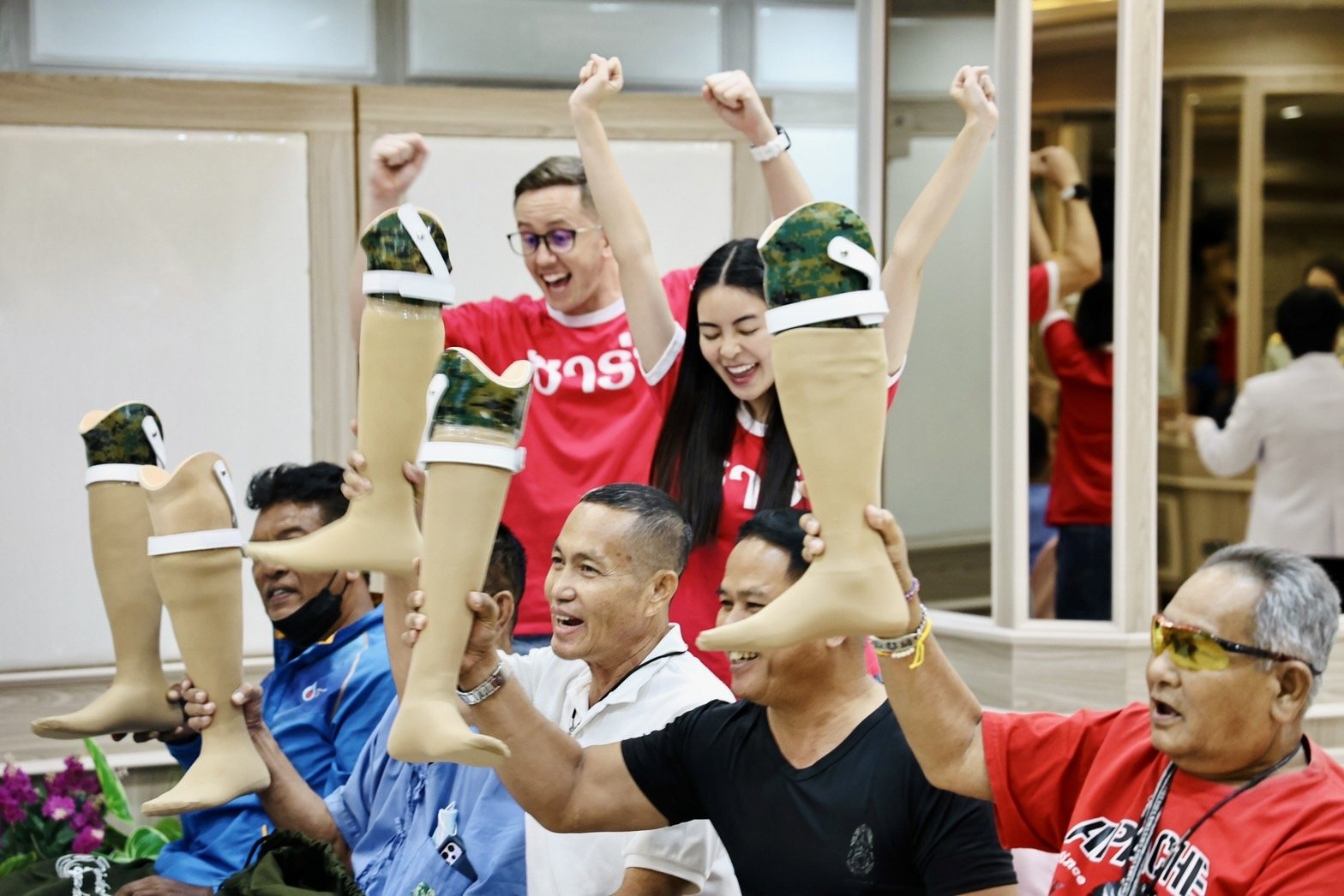 "เอวาทุ่ม 1,000,000 บาท ช่วยคนพิการเดินได้อีกครั้ง !!" (Ft.MyMateNate)  "เอวาทุ่ม 1,000,000 บาท ช่วยคนพิการเดินได้อีกครั้ง !!" (Ft.MyMateNate)