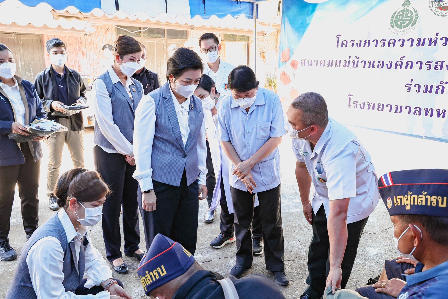 นายกสมาคมแม่บ้านองค์การสงเคราะห์ทหารผ่านศึกและคณะ พร้อมด้วยหน่วยแพทย์เคลื่อนที่ รพ.ผศ. เยี่ยมเยียนทหารผ่านศึกพิการและครอบครัวทหารผ่านศึก จ.บุรีรัมย์ นายกสมาคมแม่บ้านองค์การสงเคราะห์ทหารผ่านศึกและคณะ พร้อมด้วยหน่วยแพทย์เคลื่อนที่ รพ.ผศ. เยี่ยมเยียนทหารผ่านศึกพิการและครอบครัวทหารผ่านศึก จ.บุรีรัมย์