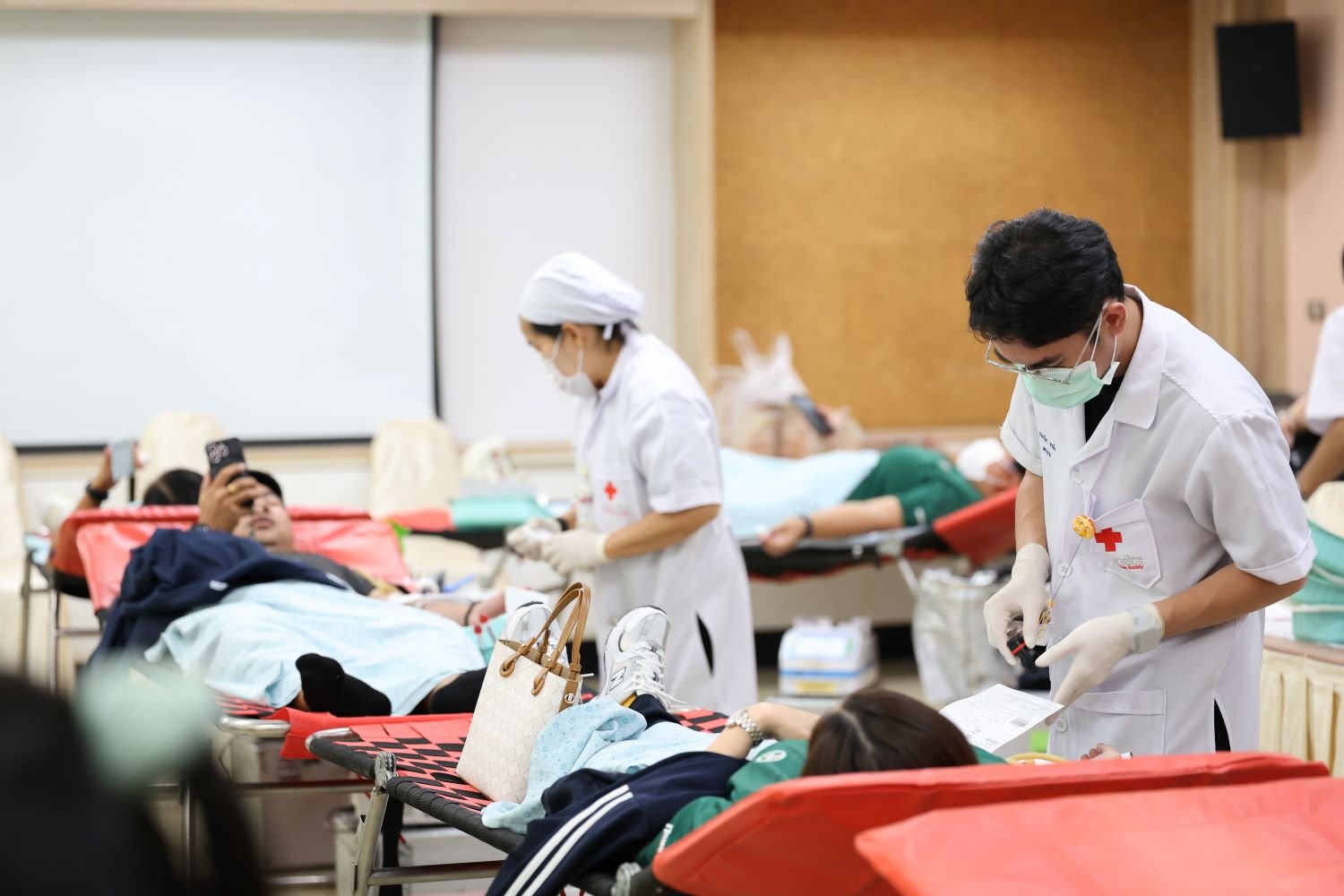 กิจกรรมรับบริจาคโลหิต โดยหน่วยรับบริจาคโลหิตเคลื่อนที่ของสภากาชาดไทย