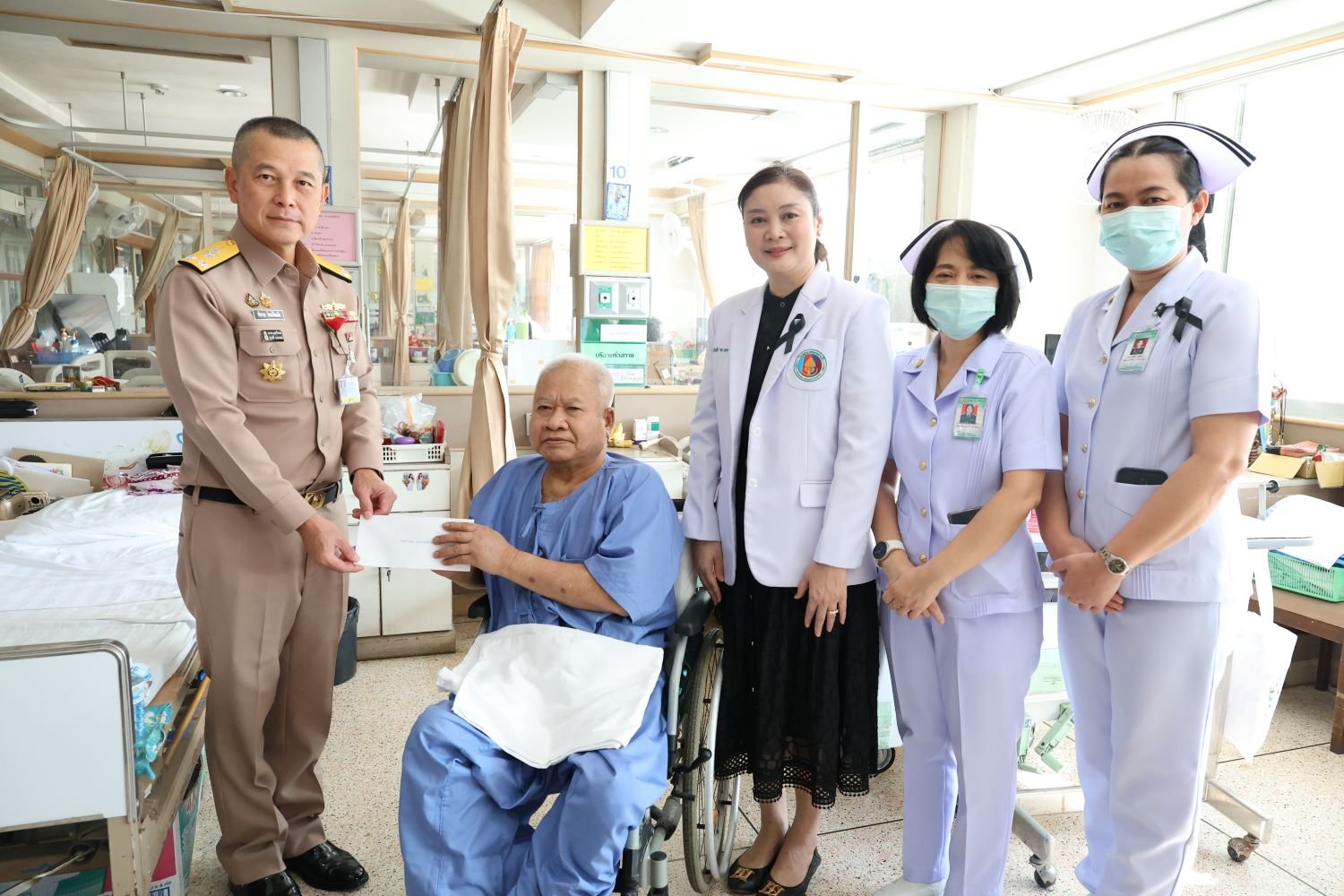 ผู้บัญชาการทหารเรือ เข้าเยี่ยมเยียนและมอบเงินช่วยเหลือแก่ เรือตรี นอม สุวรรณพิทักษ์