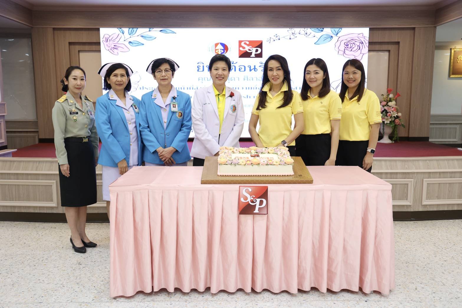  คุณมณีสุดา ศิลาอ่อน ประธานเจ้าหน้าที่สำนักพัฒนาความยั่งยืนและสื่อสารองค์กร บริษัท เอส แอนด์ พี ซินดิเคท จำกัด (มหาชน) มอบเค้กโครงการ  Cake a wish make a wish 2025 