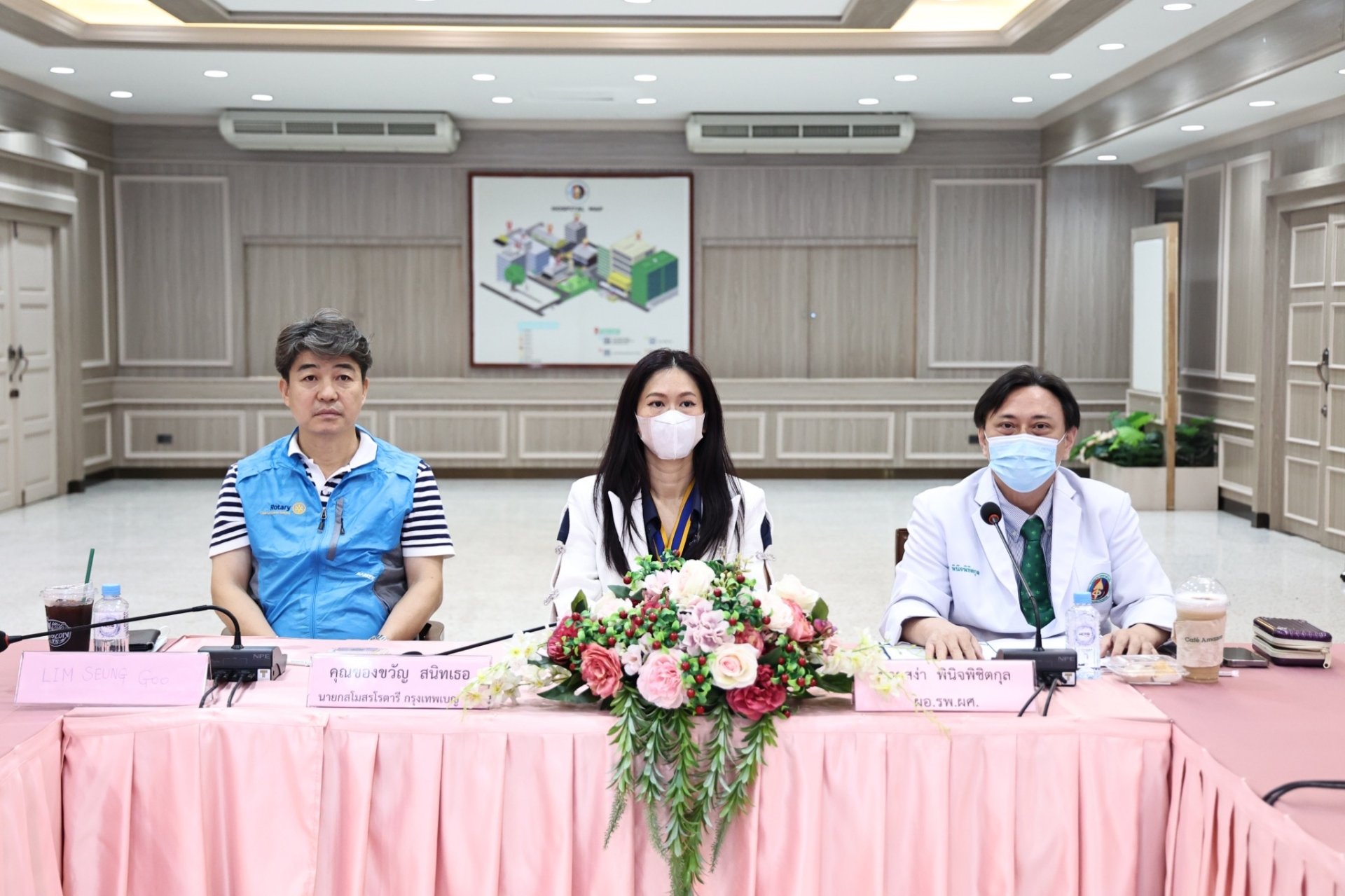 คุณของขวัญ  สนิทเธอ นายกสมาคมฯ พร้อมด้วย สโมสรโรตารี่ ซูวอน ซูซอง ประเทศเกาหลีใต้ นำโดย MR Lim Seung goo นายกสโมสรฯ และคณะ เยี่ยมชมกิจการของโรงพยายาลทหารผ่านศึก พร้อมร่วมประชุมหารือโครงการ Global Grant