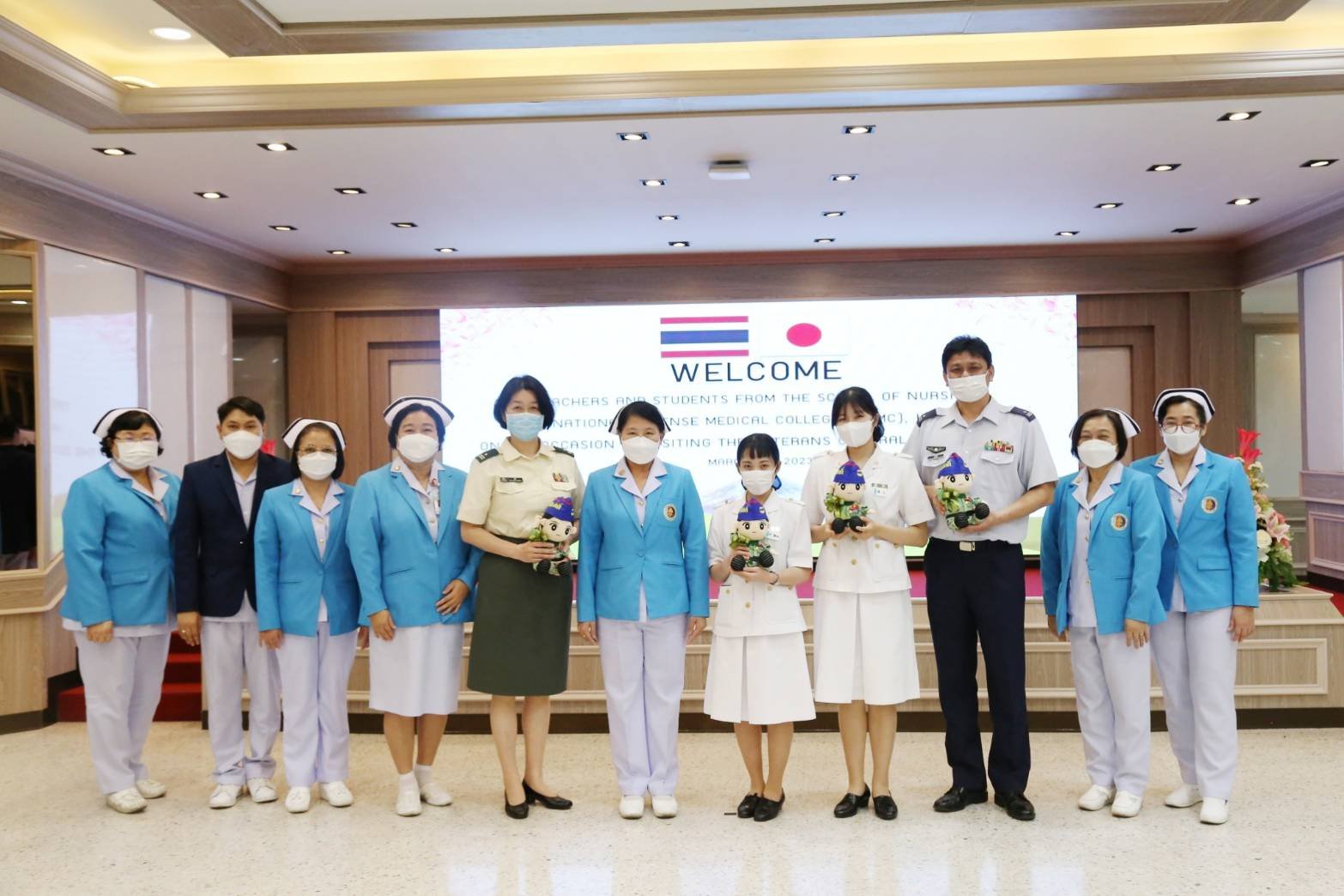 คณะอาจารย์ และนักเรียนจากโรงเรียนพยาบาล วิทยาลัยการแพทย์ทหาร แห่งประเทศญี่ปุ่น พร้อมด้วยอาจารย์พยาบาล จาก วิทยาลัยพยาบาลกองทัพบก เข้าเยี่ยมชมโรงพยาบาลทหารผ่านศึก