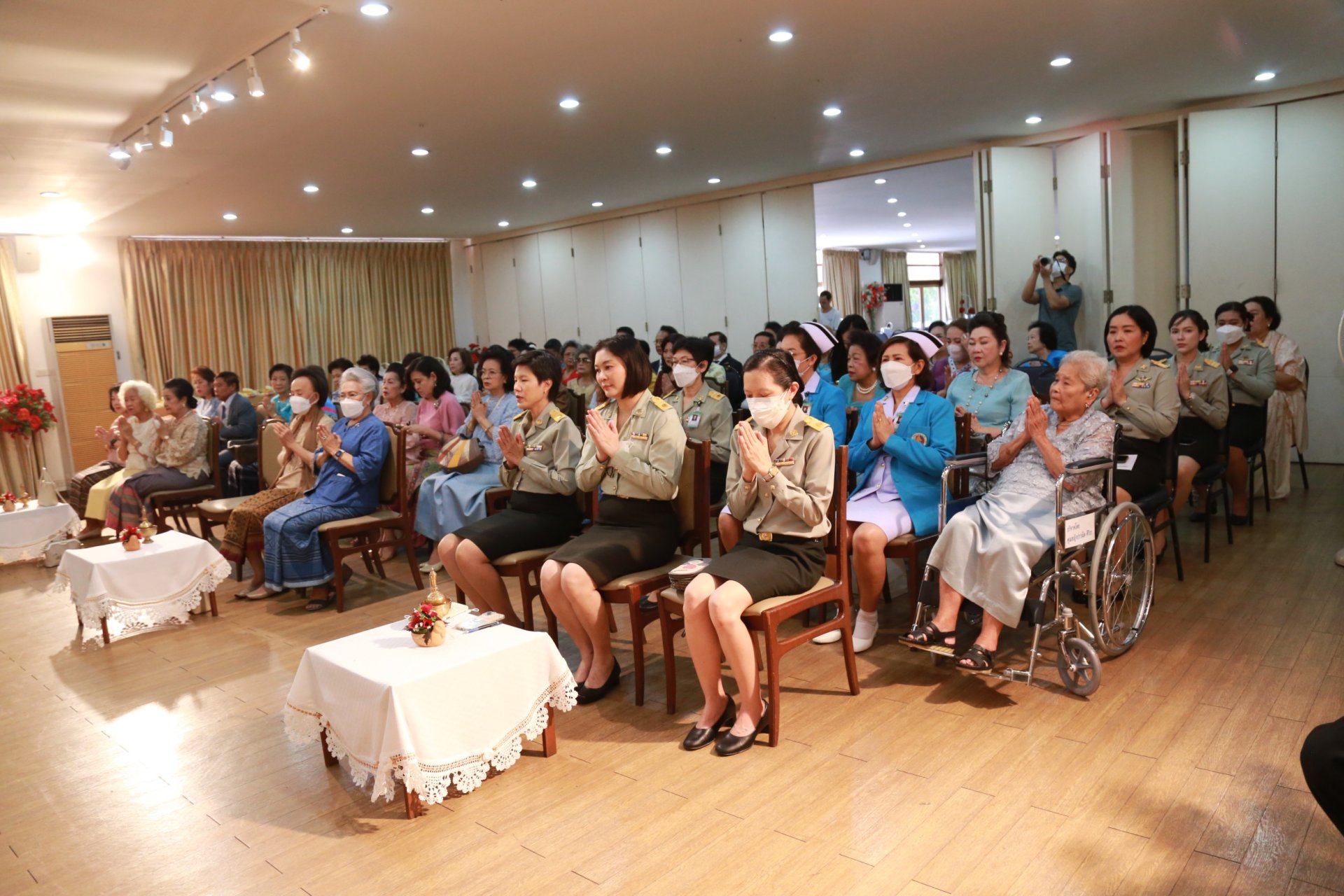 แพทย์หญิงจิตติมา ปรีชา ผู้อำนวยการโรงพยาบาลทหารผ่านศึก และคณะผู้บริหาร รพ.ผศ. เข้าเยี่ยมพร้อมมอบกระเช้าดอกไม้ คุณหญิงแสงเดือน ณ นคร ประธานกรรมการมูลนิธิสงเคราะห์ครอบครัวทหารผ่านศึกในพระราชูปถัมภ์ สมเด็จพระศรีนครินทราบรมราชชนนี