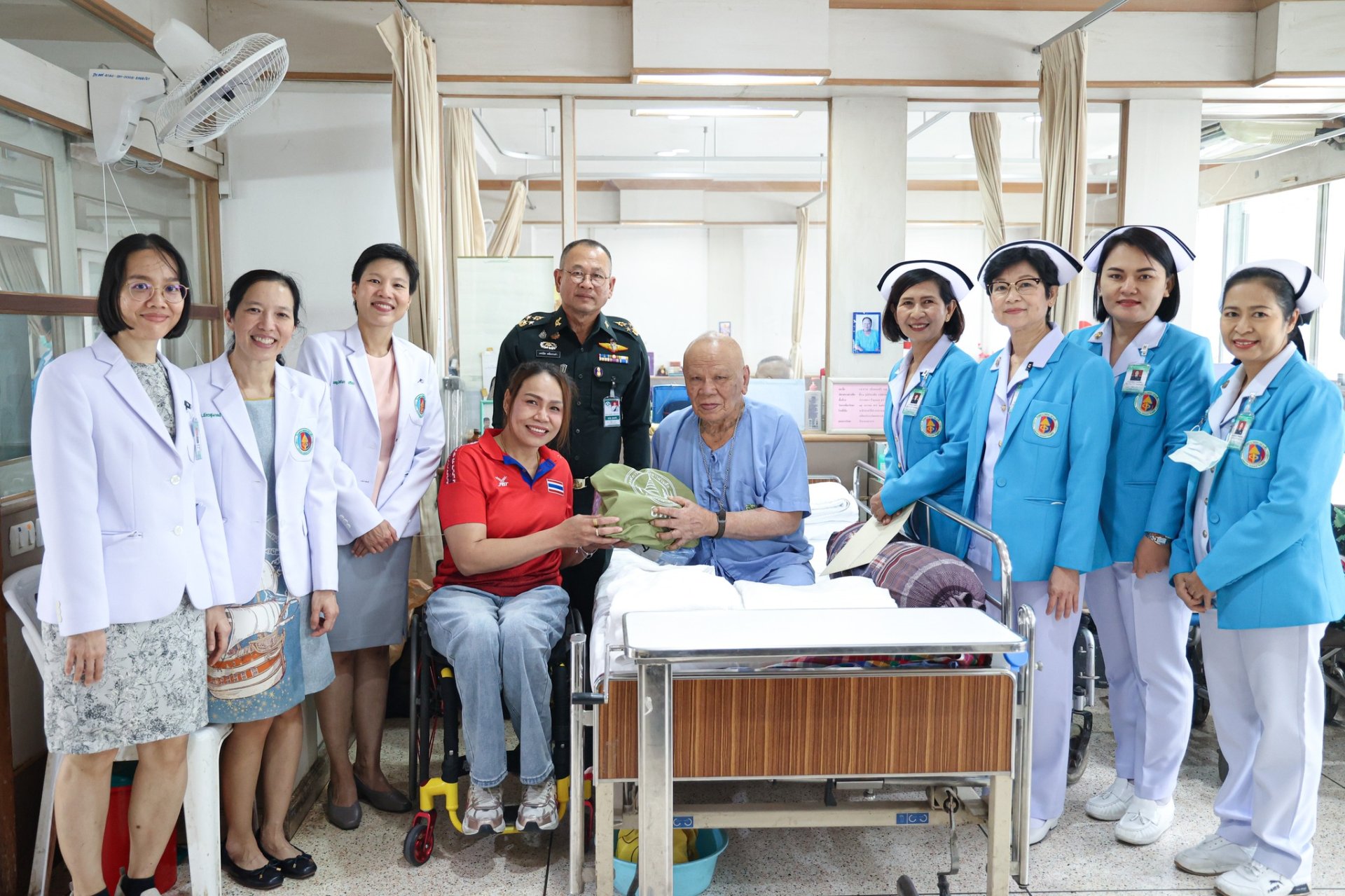 คุณแวว  สายสุนีย์  จ๊ะนะ  นักกีฬาฟันดาบหญิงพิการเหรียญทอง ของประเทศไทย ได้กรุณาเข้าเยี่ยมทหารผ่านศึก คุณแวว  สายสุนีย์  จ๊ะนะ  นักกีฬาฟันดาบหญิงพิการเหรียญทอง ของประเทศไทย ได้กรุณาเข้าเยี่ยมทหารผ่านศึก