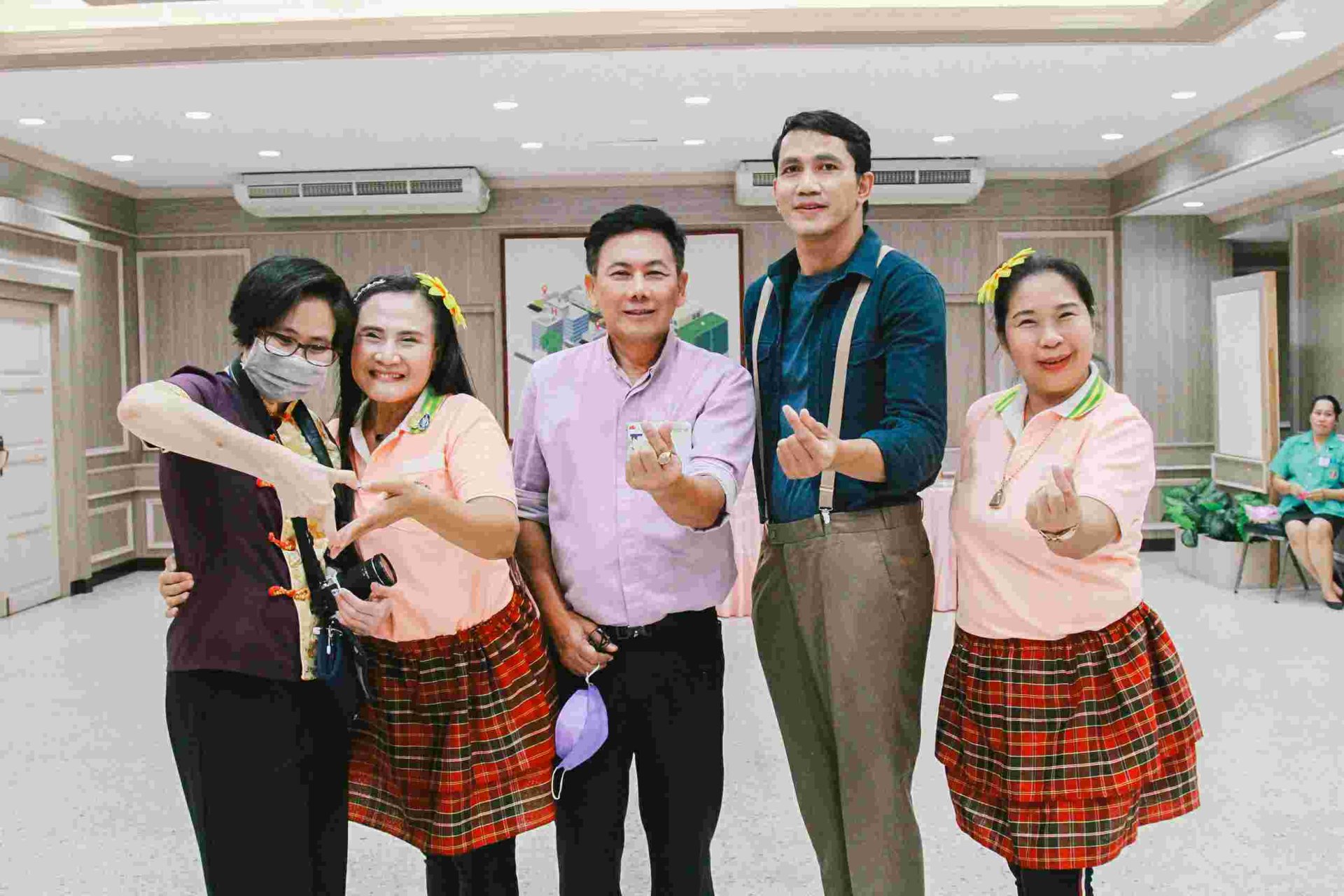 คุณสุชาติ  ชวางกูร และคณะศิลปิน - นักแสดง จัดเลี้ยง อาหารว่าง และจัดแสดงดนตรีให้กับผู้ป่วยทหารผ่านศึก ที่พักรักษาตัว ณ โรงพยาบาลทหารผ่านศึกห้องประชุม อาคาร ๒ ชั้นที่ ๒