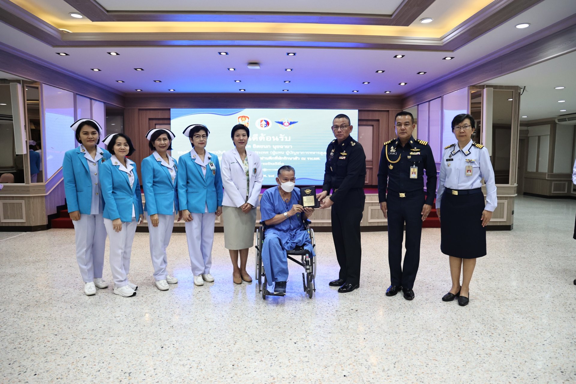 พลโท ชิดชนก  นุชฉายา รอง ผอ.สปท. ได้เข้าเยี่ยมและได้มอบของที่ระลึกให้แก่ ร้อยโท ณรงค์พัฒน์  พงษ์พานิช ทหารผ่านศึกนอกประจำการ บัตรชั้นที่ ๑ เพื่อเป็นการสร้างขวัญและกำลังใจ