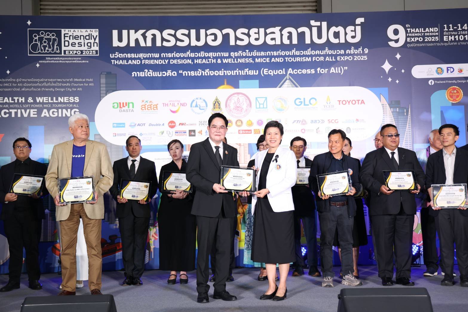 แพทย์หญิงจิตติมา ปรีชา ผู้อำนวยการโรงพยาบาลทหารผ่านศึก เป็นผู้แทนผู้อำนวยการองค์การสงเคราะห์ทหารผ่านศึก เข้ารับรางวัล Friendly Design Awards ประจำปี 2568