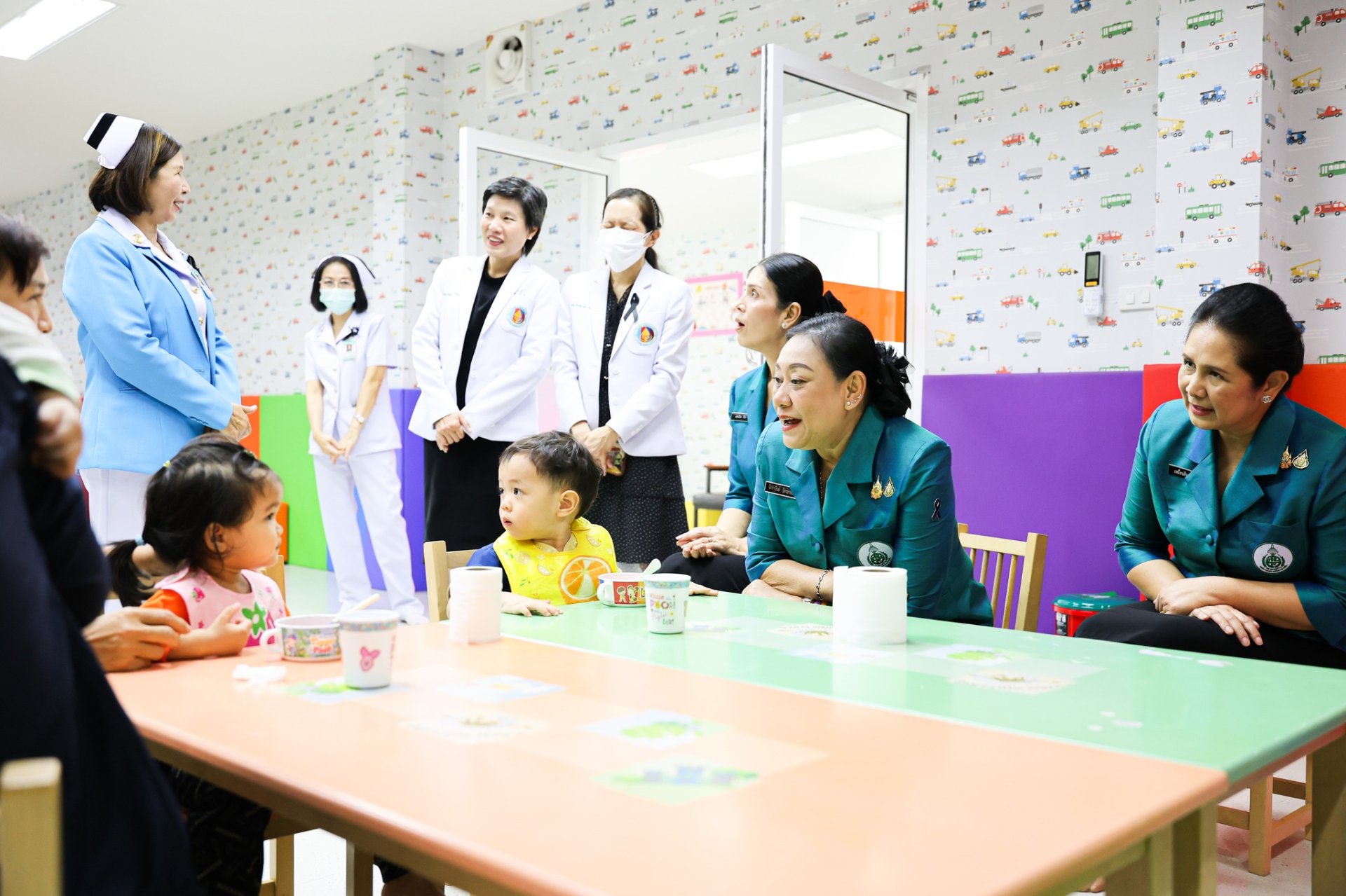 เยี่ยมชมการดำเนินงานและการให้บริการของศูนย์พัฒนาเด็กเล็กเปี่ยมรักโรงพยาบาลทหารผ่านศึก