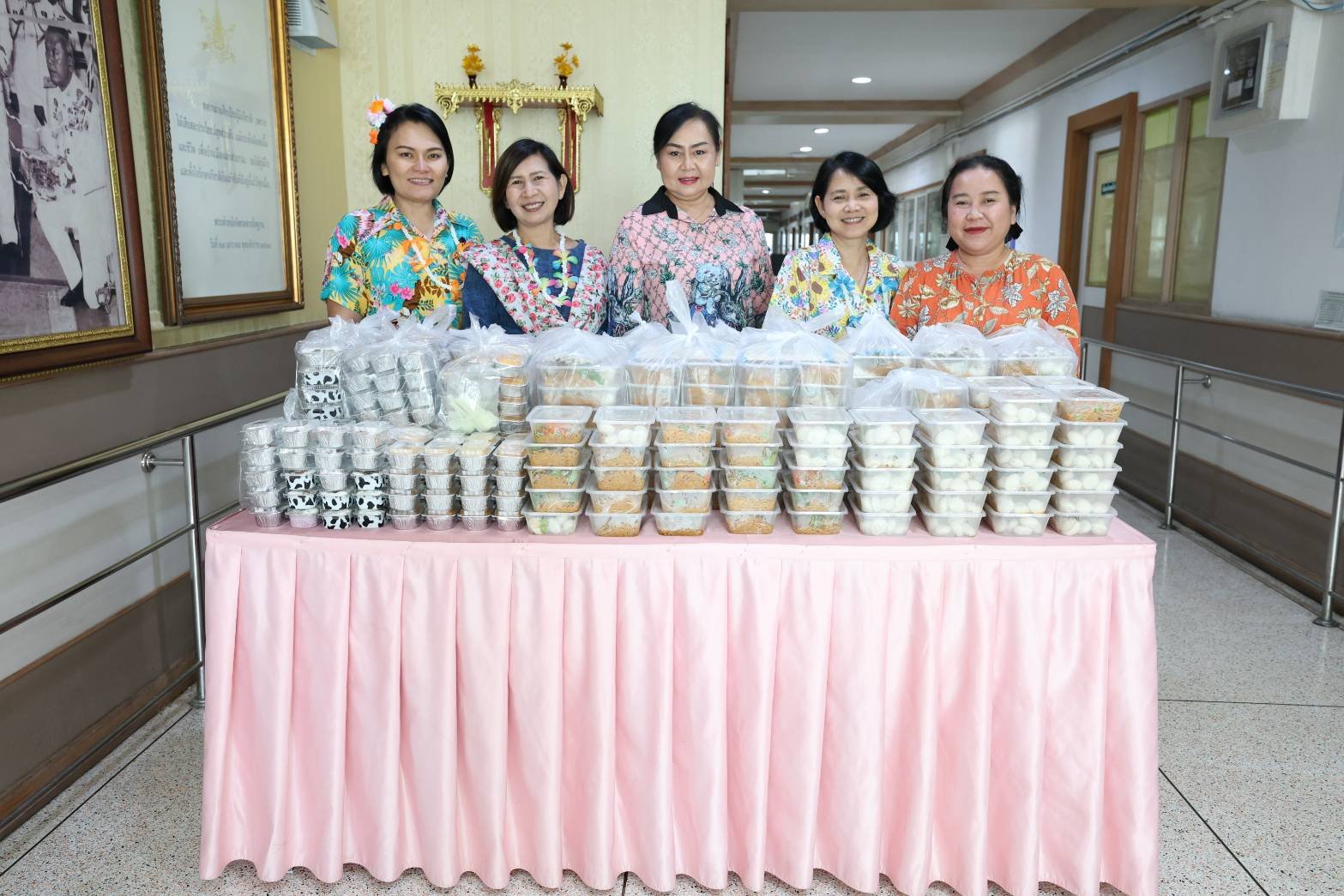 ณน็อต วรฤทธิ์ เฟื่องอารมย์ มอบอาหารกลางวัน (ก๊วยเตี๋ยวแห้ง) และขนมเค้ก จำนวน 260 ชุด ให้แก่ทหารผ่านศึก และบุคลากรทางการแพทย์ของโรงพยาบาลทหารผ่านศึก 