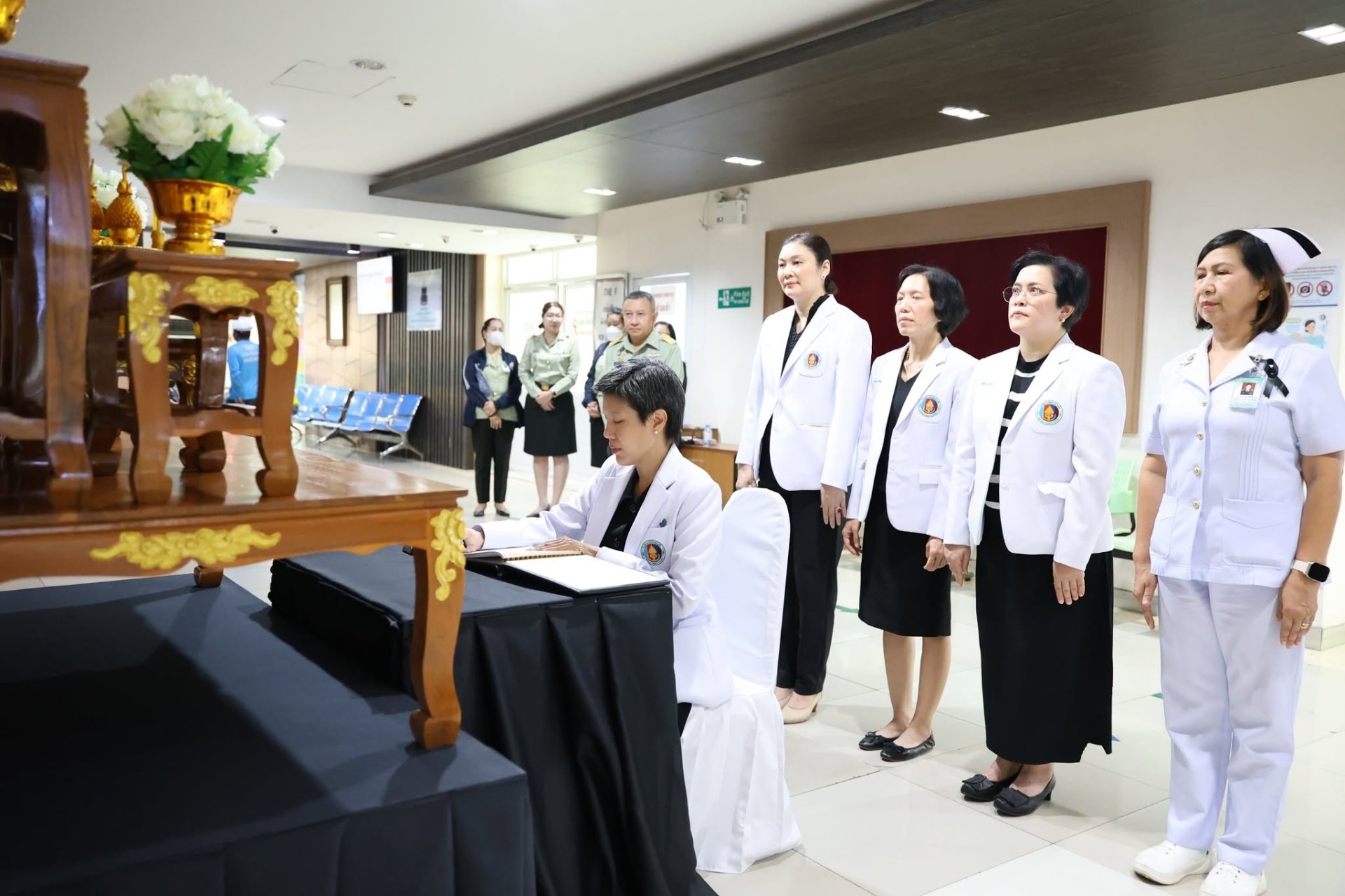 คณะผู้บริหารโรงพยาบาลทหารผ่านศึก ร่วมพิธีถวายความอาลัยเบื้องหน้าพระรูป ถวายแด่สมเด็จพระเจ้าลูกเธอ เจ้าฟ้าพัชรกิติยาภา นเรนทิราเทพยวดี กรมหลวงราชสาริณีสิริพัชร มหาวัชรราชธิดา