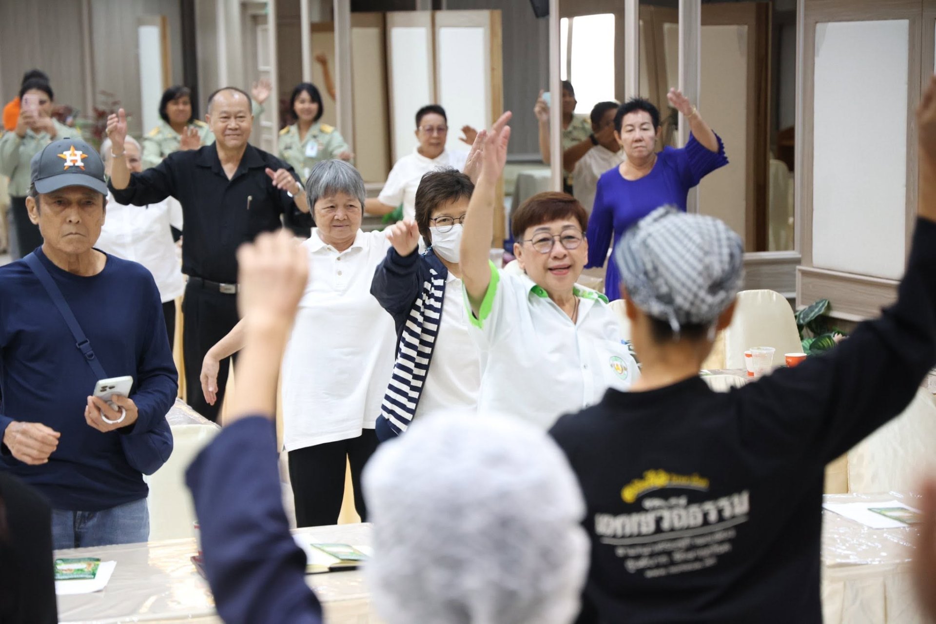 ชมรมผู้สูงอายุโรงพยาบาลทหารผ่านศึก จัดโครงการอบรมเชิงปฏิบัติการ เรื่อง การดูแลสุขภาพแบบแพทย์วิถีธรรม และเรียนรู้การทำน้ำผักปั่นสูตรหมอเขียว