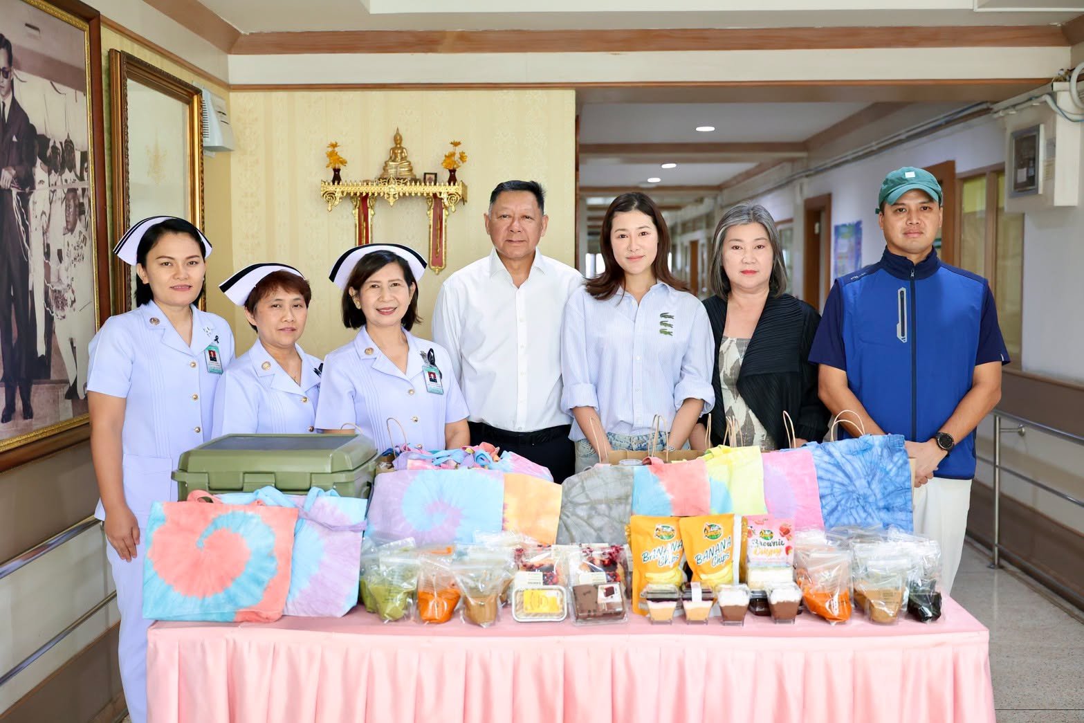 พันเอก สาวิตร ทรรทรานนท์ พร้อมด้วย คุณปวิศา คุณปนัดดา เกตุปัญญา และครอบครัว มอบอาหารว่างและเครื่องดื่มเพื่อสร้างขวัญกำลังใจให้แก่ทหารผ่านศึก