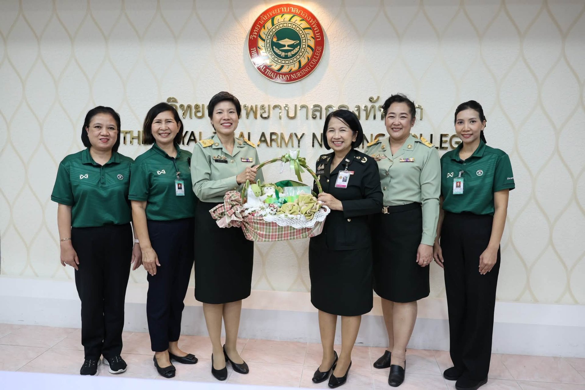 ผู้อำนวยการโรงพยาบาลทหารผ่านศึก มอบของที่ระลึกให้แก่ผู้อำนวยการวิทยาลัยพยาบาลกองทัพบก คุณงามความดีและเกียรติยศที่ท่านสร้างไว้ จะงดงามในความทรงจำตลอดไป 