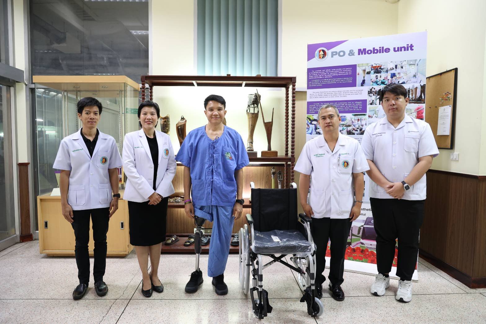 แพทย์หญิงจิตติมา ปรีชา ผู้อำนวยการโรงพยาบาลทหารผ่านศึก มอบขาเทียมระดับเหนือเข่าแกนในฝ่าเท้าโยกได้ที่มีคุณลักษณะเฉพาะพิเศษ ให้แก่ สิบเอก อมรฤทธิ์ นาสมฝัน ทหารผ่านศึกนอกประจำการ บัตรชั้นที่ 1