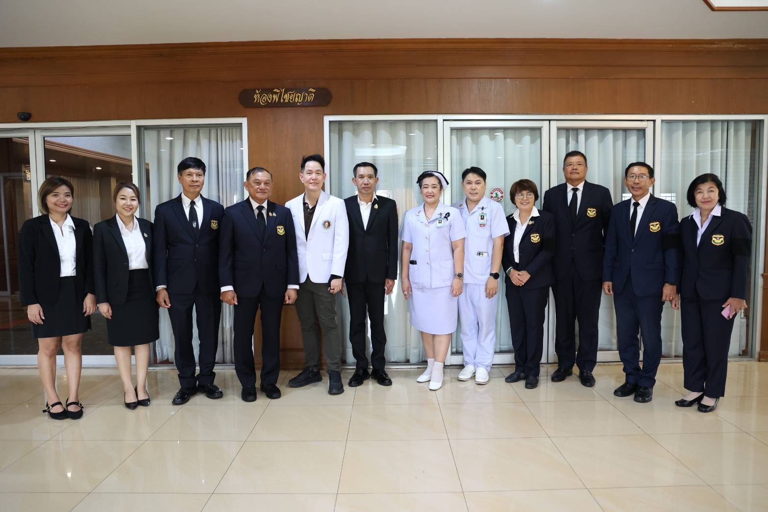 นางพัชรินทร์ ท้วมผิวทอง ผู้อำนวยการกองพยาบาล โรงพยาบาลทหารผ่านศึก และคณะ ร่วมออกบูธประชาสัมพันธ์ภารกิจขององค์การสงเคราะห์ทหารผ่านศึก