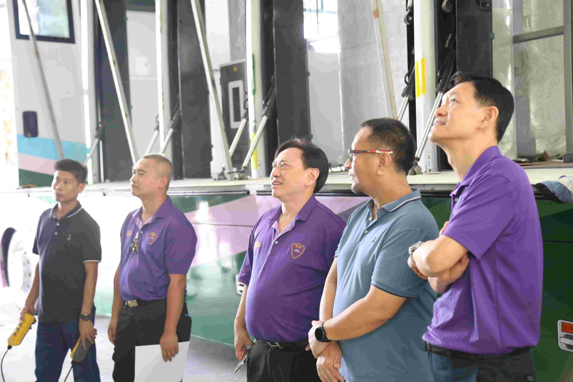 นายแพทย์สง่า  พินิจพิชิตกุล ผู้อำนวยการโรงพยาบาลทหารผ่านศึก พร้อมด้วยทันตแพทย์วรกิจ  ไวทยะวานิชกุล ผู้ชำนาญการโรงพยาบาลทหารผ่านศึก  นำคณะเจ้าหน้าที่โรงพยาบาลทหารผ่านศึก  เข้าตรวจเยี่ยมความคืบหน้างานประกอบรถกายอุปกรณ์เคลื่อนที่พร้อมอุปกรณ์ และรถบรรทุกวัสดุ