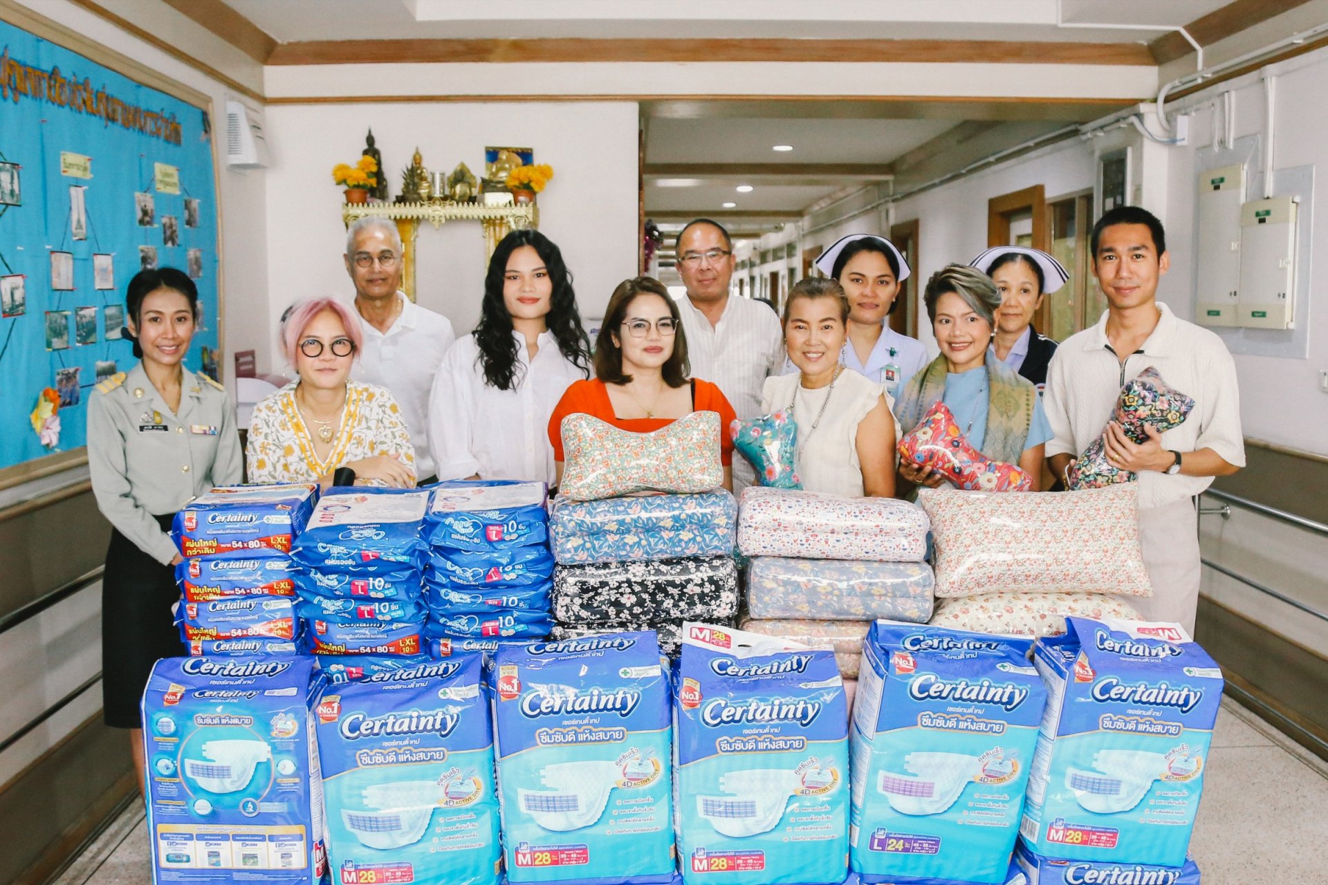 คุณณรงค์  อุปโยคิน และคณะมอบแพมเพิส, แผ่นรองซับ และหมอนให้แก่ผู้ป่วยทหารผ่านศึกที่พักรักษาตัว ณ อาคาร ๒ ชั้นที่ ๓ ,ชั้นที่ ๔ คุณณรงค์  อุปโยคิน และคณะมอบแพมเพิส, แผ่นรองซับ และหมอนให้แก่ผู้ป่วยทหารผ่านศึกที่พักรักษาตัว ณ อาคาร ๒ ชั้นที่ ๓ ,ชั้นที่ ๔