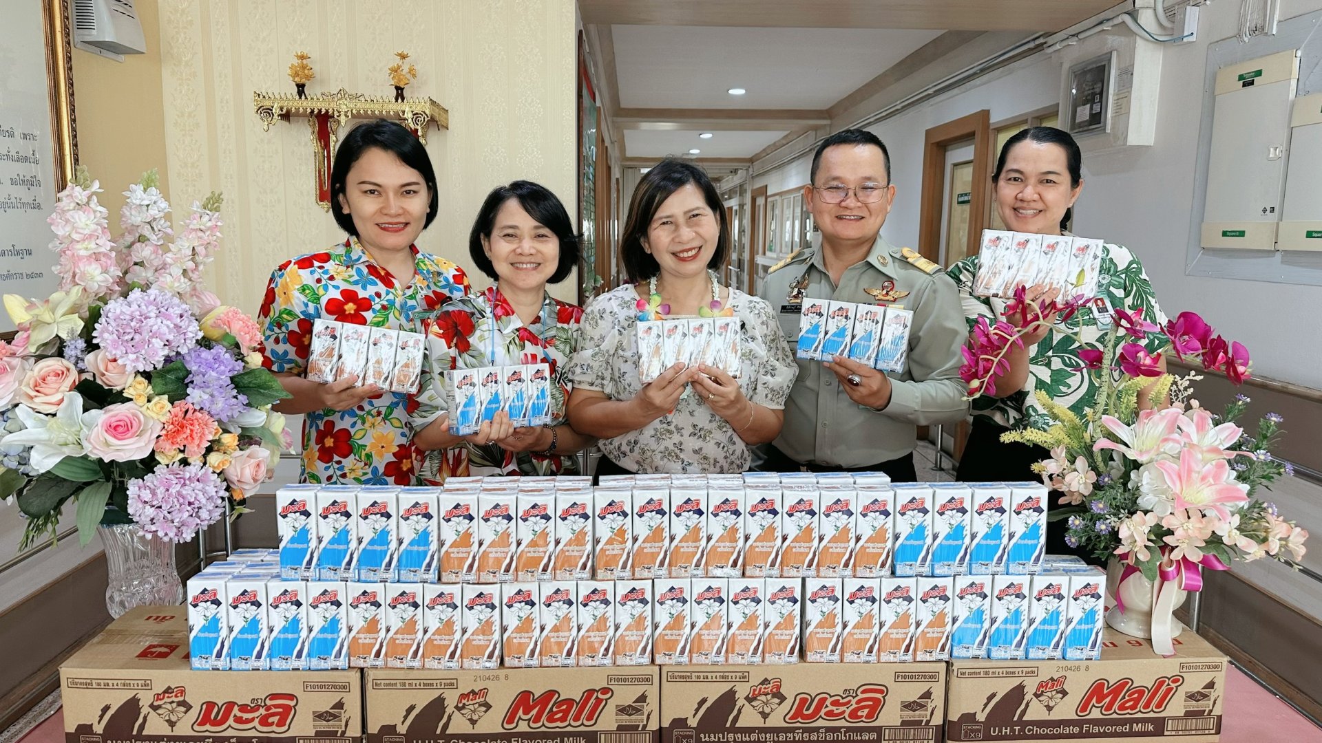 มูลนิธิสายใจไทย ในพระบรมราชูปถัมภ์ ร่วมกับ มูลนิธินมตรามะลิ ได้มอบผลิตภัณฑ์นมตรามะลิให้แก่ทหารผ่านศึกที่เป็นสมาชิกมูลนิธิสายใจไทยฯ และทหารผ่านศึกที่พักรักษาตัวอยู่ที่โรงพยาบาลทหารผ่านศึก 