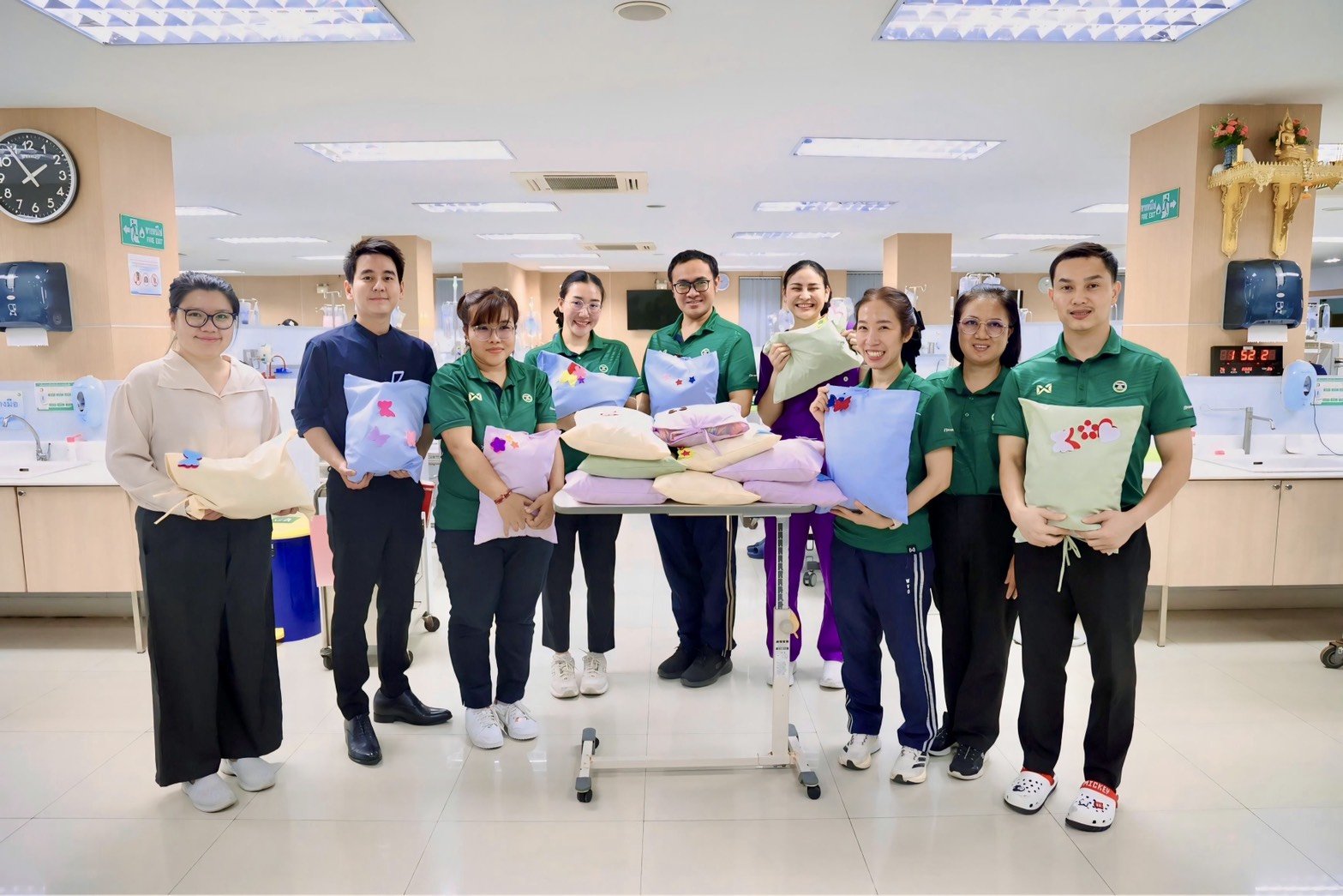 เมื่อวันที่ 20 มีนาคม 2569 คณะผู้แทนจาก บริษัท J&J Innovation Medicine จำกัด ได้นำหมอนหลอด จำนวน 90 ใบ มาบริจาคให้ห้องไตเทียม โรงพยาบาลทหารผ่านศึก เพื่อใช้ประโยชน์ในการดำเนินงานของโรงพยาบาลทหารผ่านศึก โดยมีแพทย์และเจ้าหน้าที่ห้องไตเทียม ร่วมรับมอบ ณ ห