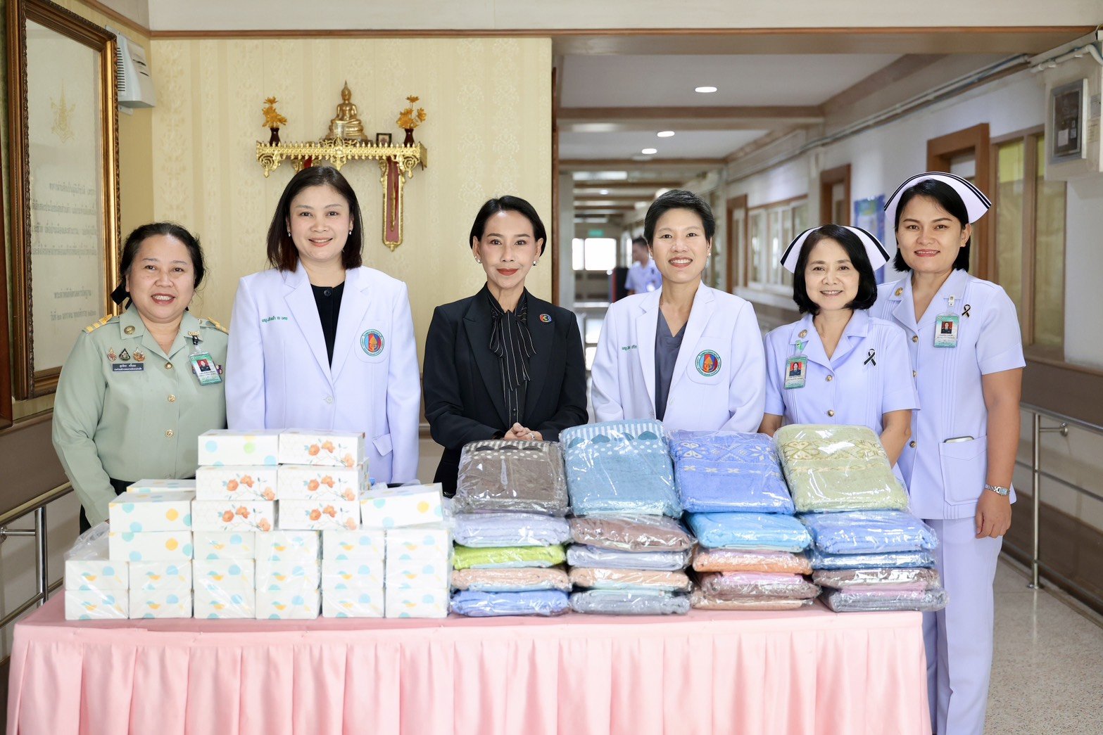 คุณปู ปริศนา กล่ำพินิจ คุณใหม่ เจริญปุระ ร่วมส่งต่อของขวัญจากใจ ความห่วงใย และเติมพลังใจให้วีรบุรุษทหารผ่านศึก ผู้เสียสละเพื่อแผ่นดิน ️