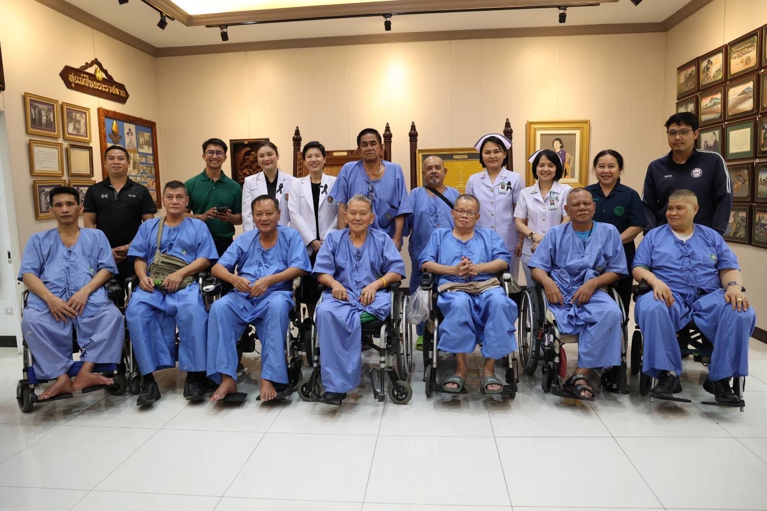 แพทย์หญิงจิตติมา ปรีชา ผู้อำนวยการโรงพยาบาลทหารผ่านศึก ให้การต้อนรับ คุณอนุวัต เฟื่องทองแดง ผู้ประกาศข่าวช่อง One 31 และเจ้าของเพจ อนุวัต จัดให้ ถ่ายทำสกู๊ปพิเศษสัมภาษณ์ทหารผ่านศึก