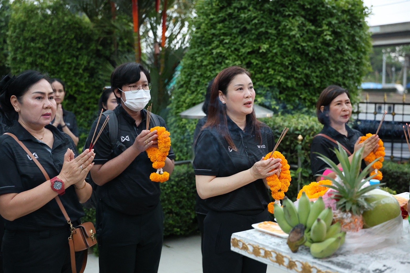 แพทย์หญิง เอินฟ้า ณ นคร รองผู้อำนวยการโรงพยาบาลทหารผ่านศึก (ฝ่ายบริหาร) นำคณะผู้บริหาร พนักงาน และบุคลากรทางการแพทย์ของโรงพยาบาลทหารผ่านศึก ร่วมสักการะพระพุทธอโรคยาเทวราชา 