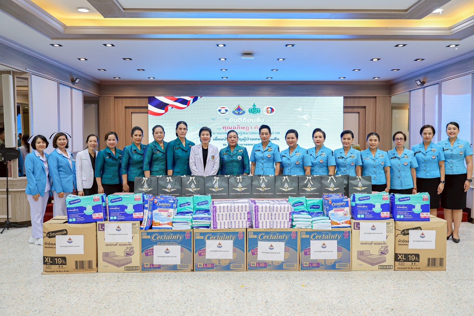 นายกสมาคมคู่สมรสทหารอากาศ และคณะ ในโอกาสเข้าเยี่ยมบำรุงขวัญทหารผ่านศึก