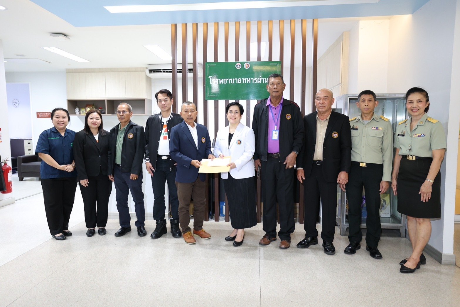 สิบเอก สำเริง นวลพุดซา นายกสมาคมทหารผ่านศึกพิการแห่งประเทศไทย และคณะกรรมการบริหารสมาคมฯ พร้อมด้วย คุณสมชาย คงกะพันธ์ ผู้จัดการทั่วไป บริษัท ซีพี ออลล์ จำกัด (มหาชน) และคณะ ร่วมบริจาคเงิน