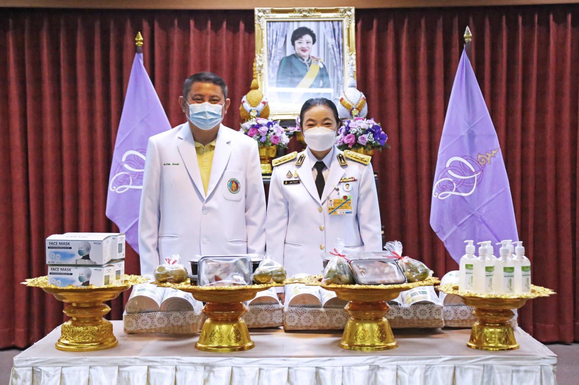 พระเจ้าวรวงศ์เธอ พระองค์เจ้าโสมสวลีฯ โปรดประทานอาหารกลางวัน หน้ากากอนามัย และเจลแอลกอฮอล์เจล  พระเจ้าวรวงศ์เธอ พระองค์เจ้าโสมสวลีฯ โปรดประทานอาหารกลางวัน หน้ากากอนามัย และเจลแอลกอฮอล์เจล