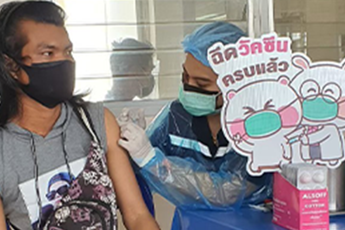 "ดีสมใจ" นำทัพพนักงานเดินหน้าเข้ารับการฉีดวัคซีน