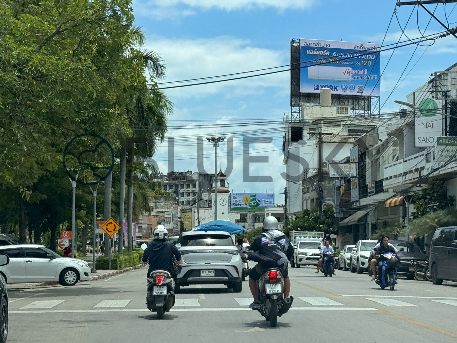 Bluesky Billboard ป้ายห้าแยกวงเวียนหอนาฬิกา มุ่งหน้าถนนฉัตรไชย จ.ลำปาง