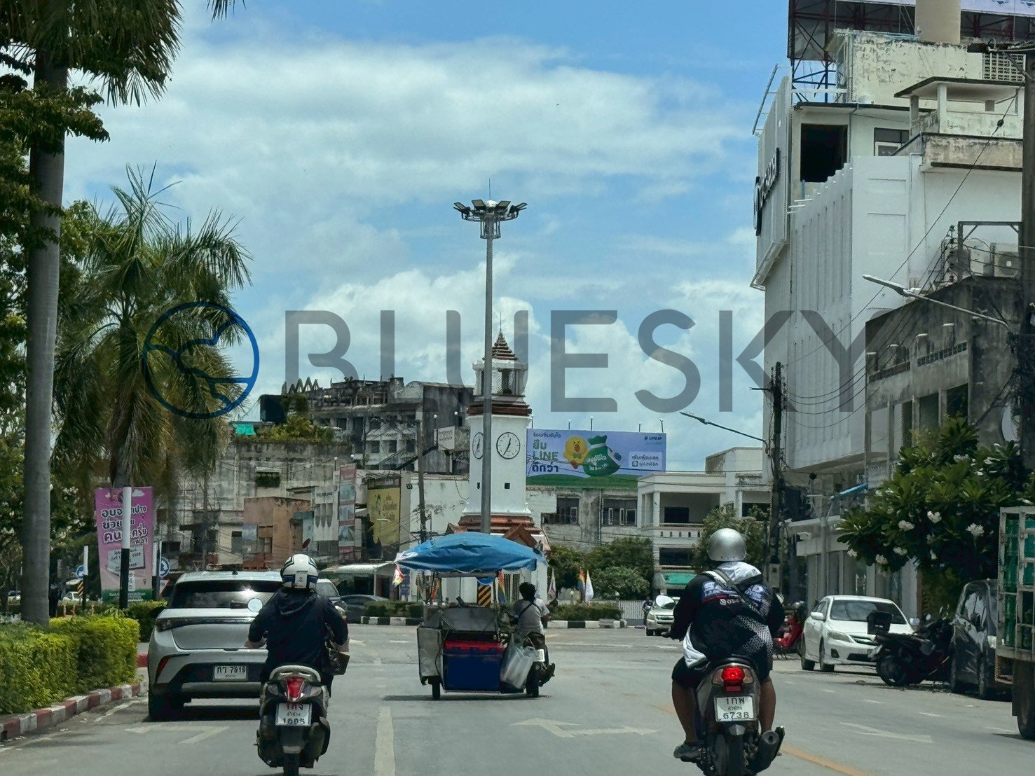 Bluesky Billboard ป้ายห้าแยกวงเวียนหอนาฬิกา มุ่งหน้าถนนฉัตรไชย จ.ลำปาง