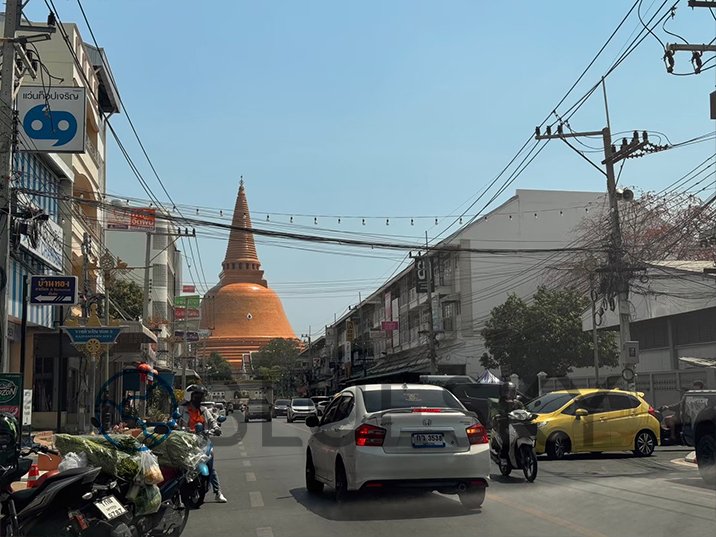 Bluesky Billboard ป้าย Billboard ป้ายแยกไฟแดงมุ่งหน้าเข้าแยกพระปฐมเจดีย์  นครปฐม