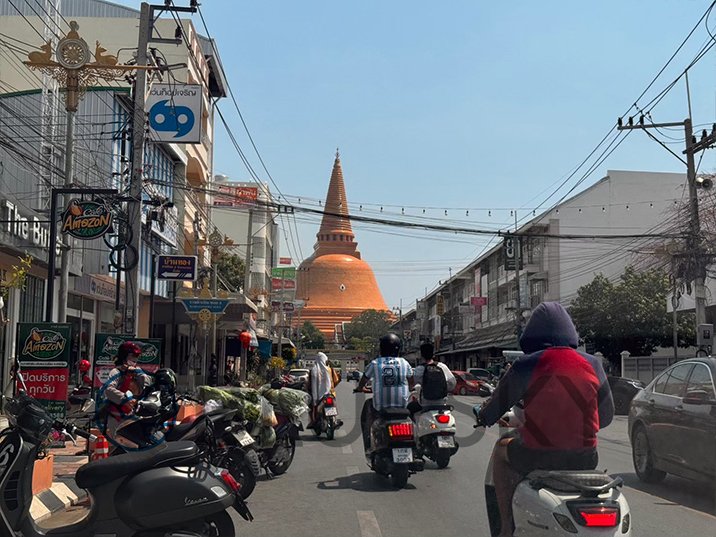 Bluesky Billboard ป้าย Billboard ป้ายแยกไฟแดงมุ่งหน้าเข้าแยกพระปฐมเจดีย์  นครปฐม