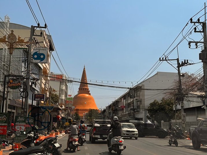 Bluesky Billboard ป้าย Billboard ป้ายแยกไฟแดงมุ่งหน้าเข้าแยกพระปฐมเจดีย์  นครปฐม