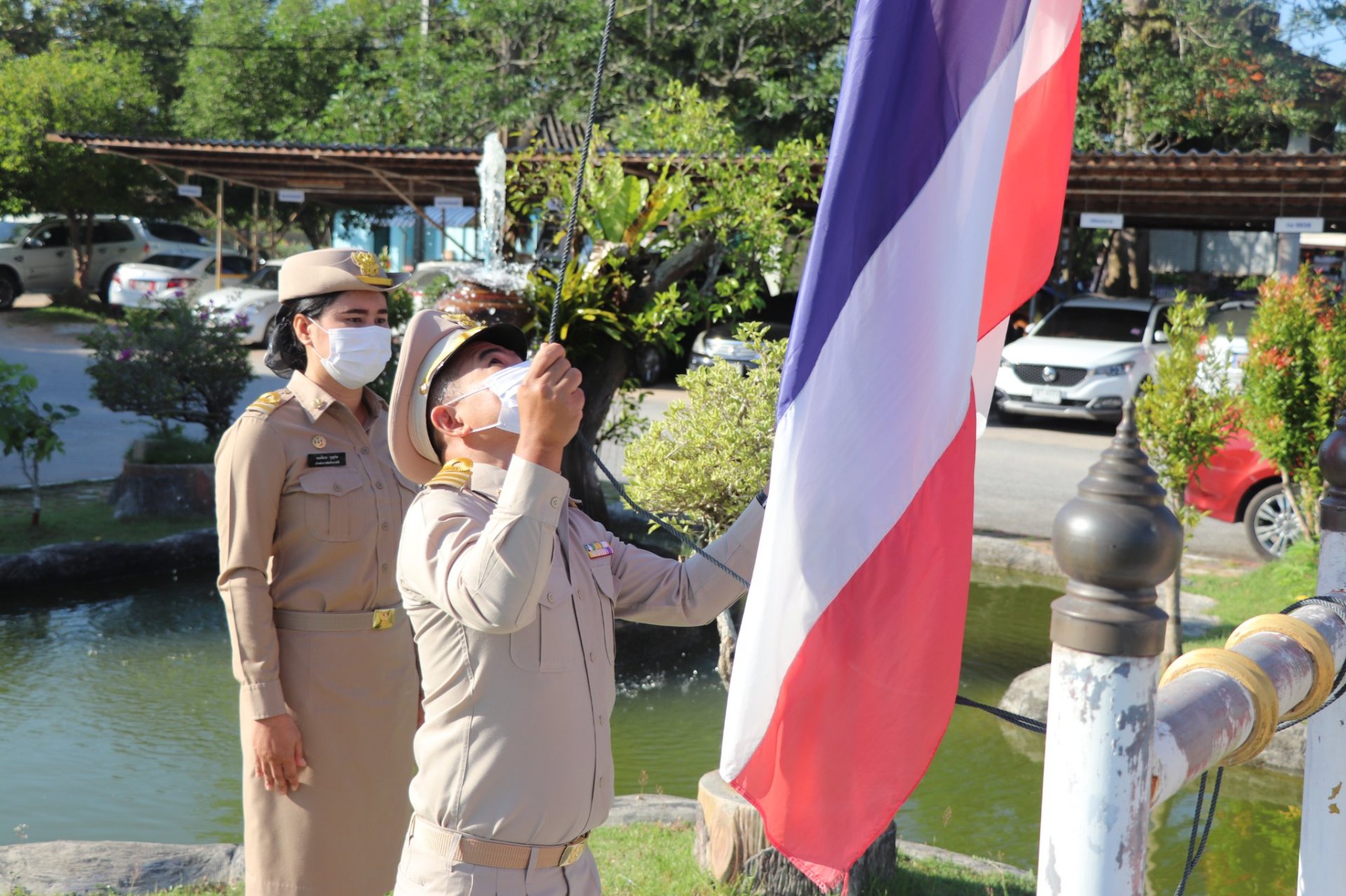 ร่วมเชิญธงชาติไทย และร่วมร้องเพลงชาติไทย ร่วมเชิญธงชาติไทย และร่วมร้องเพลงชาติไทย