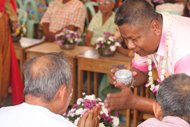 สืบสานประเพณีรดน้ำขอพรผู้สูงอายุ สืบสานประเพณีรดน้ำขอพรผู้สูงอายุ