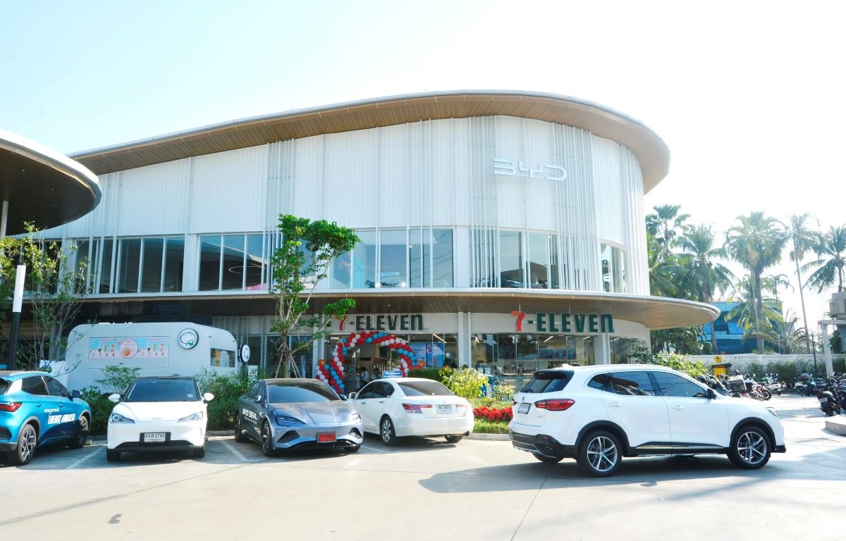 BYD SUSCO Beyond วิภาวดี 62 โชว์รูมรถยนต์ไฟฟ้าแห่งแรกในปั๊มน้ำมัน ปตท.