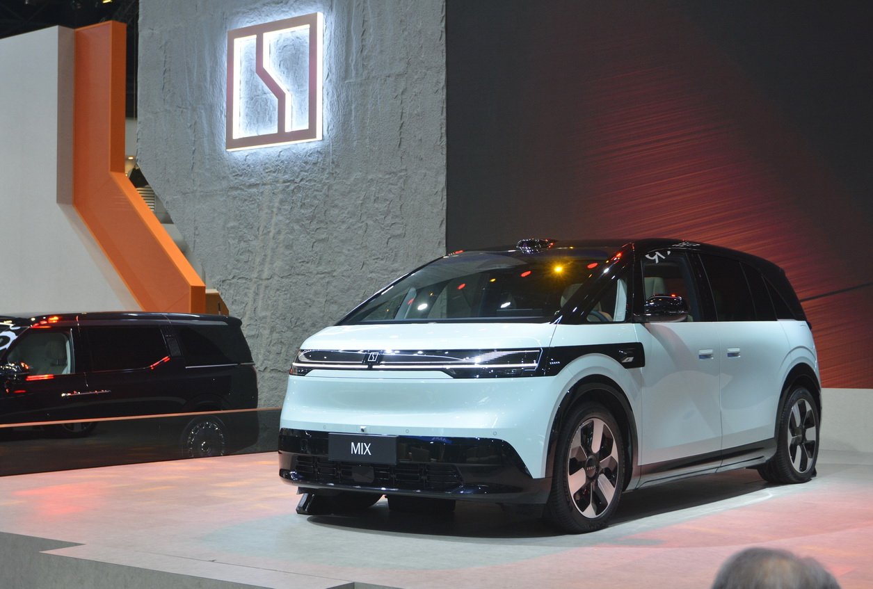 ZEEKR MIX มินิแวน EV ที่ เบาะหน้าหมุนได้  โชว์ตัวในไทย!