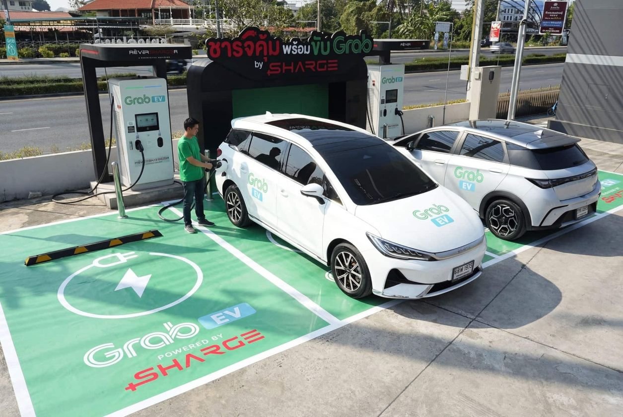 ชาร์จ แมเนจเม้นท์ฯ (SHARGE) ประกาศผนึกกำลัง แกร็บ ส่งเสริมและผลักดันการใช้รถยนต์ไฟฟ้าในกลุ่มคนขับรถรับจ้างสาธารณะ ทุ่มงบกว่า 400 ล้านบาทสร้างสถานีชาร์จรถยนต์ไฟฟ้า Grab EV 
