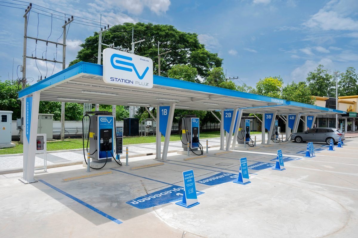 “SYS” เลือกใช้เหล็ก H-Beam กำลังสูง เกรด SM520 สร้างโครงหลังคาเหล็กให้ EV Station PluZ 