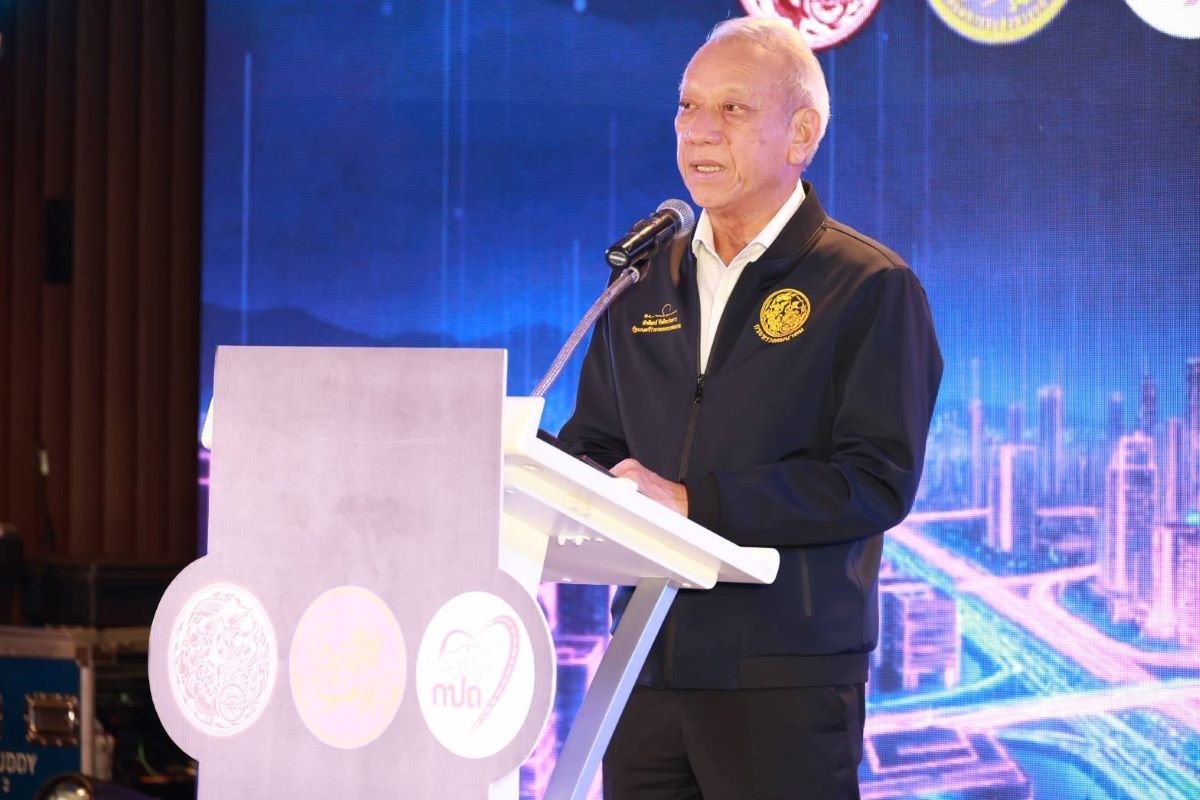 พิพัฒน์ เตรียมรถเมล์ไฟฟ้า 1,520 คัน ให้บริการแทนรถเมล์ร้อน มอบนโยบายบขส.เปลี่ยนผ่านสู่ EV